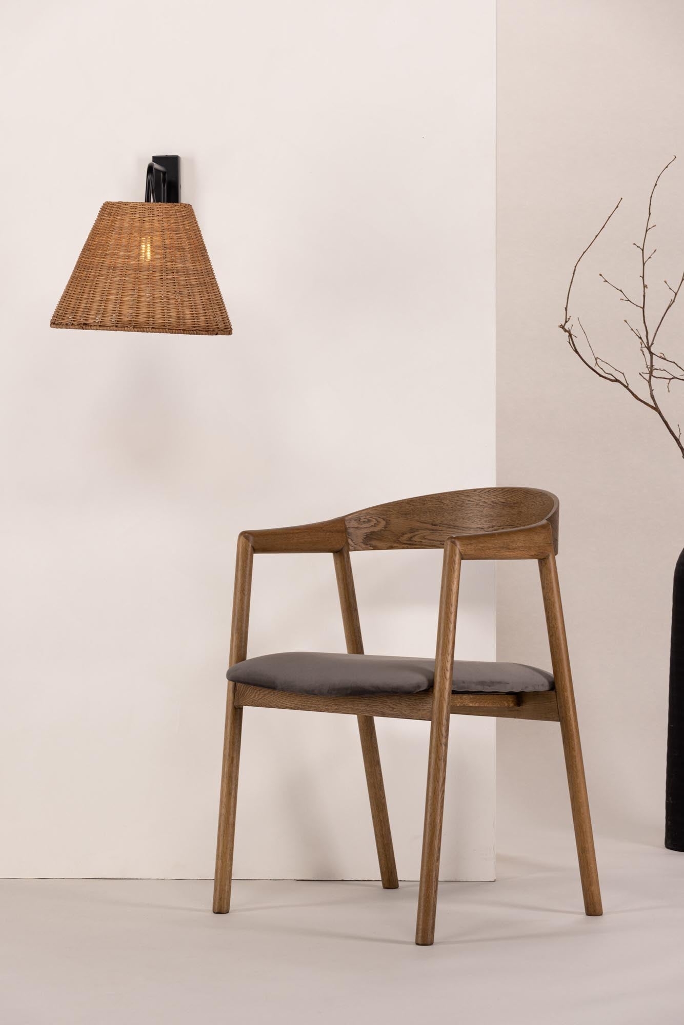 Verleihen Sie Ihrem Zuhause mit der Stala Wandleuchte von Vind einen Hauch von Eleganz. Handgefertigter Rattan-Lampenschirm und robuste Eisenhalterung.