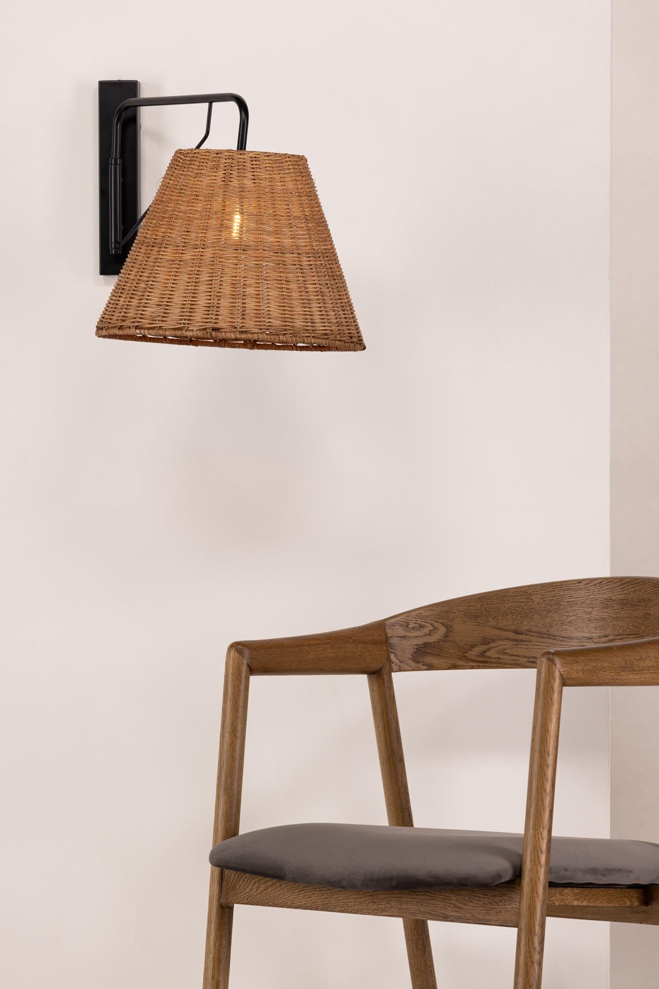 Elegante Vind Stala Wandleuchte mit natürlichem Rattan-Design.