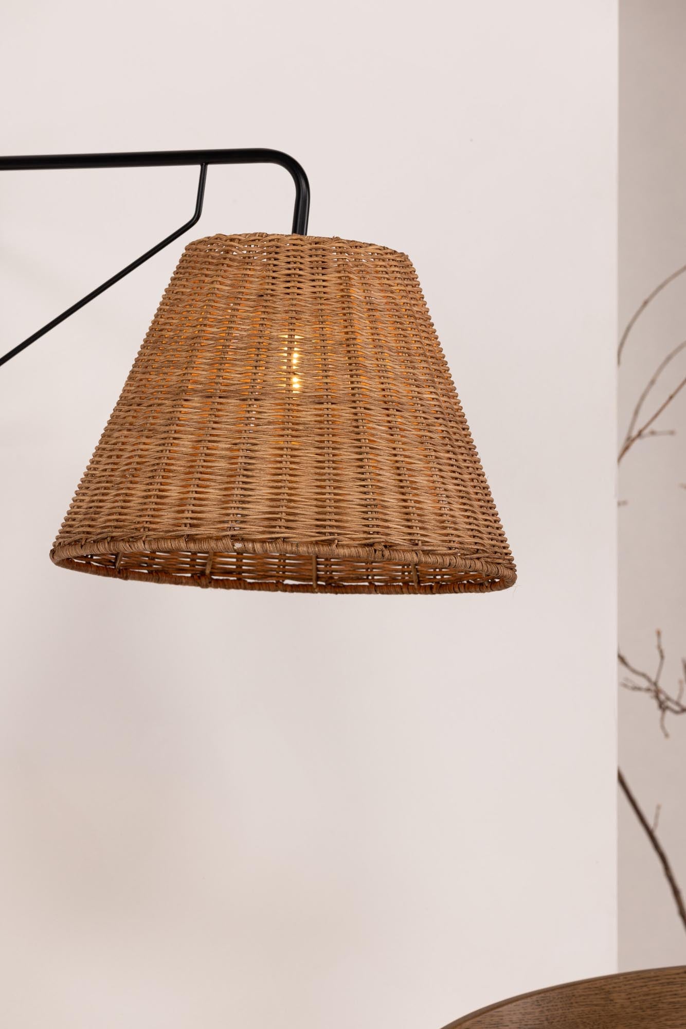 Stala Wandleuchte von Vind: Stilvolles Lichtobjekt aus robustem Eisen und handgefertigtem Rattan für einladende Wohnatmosphäre.