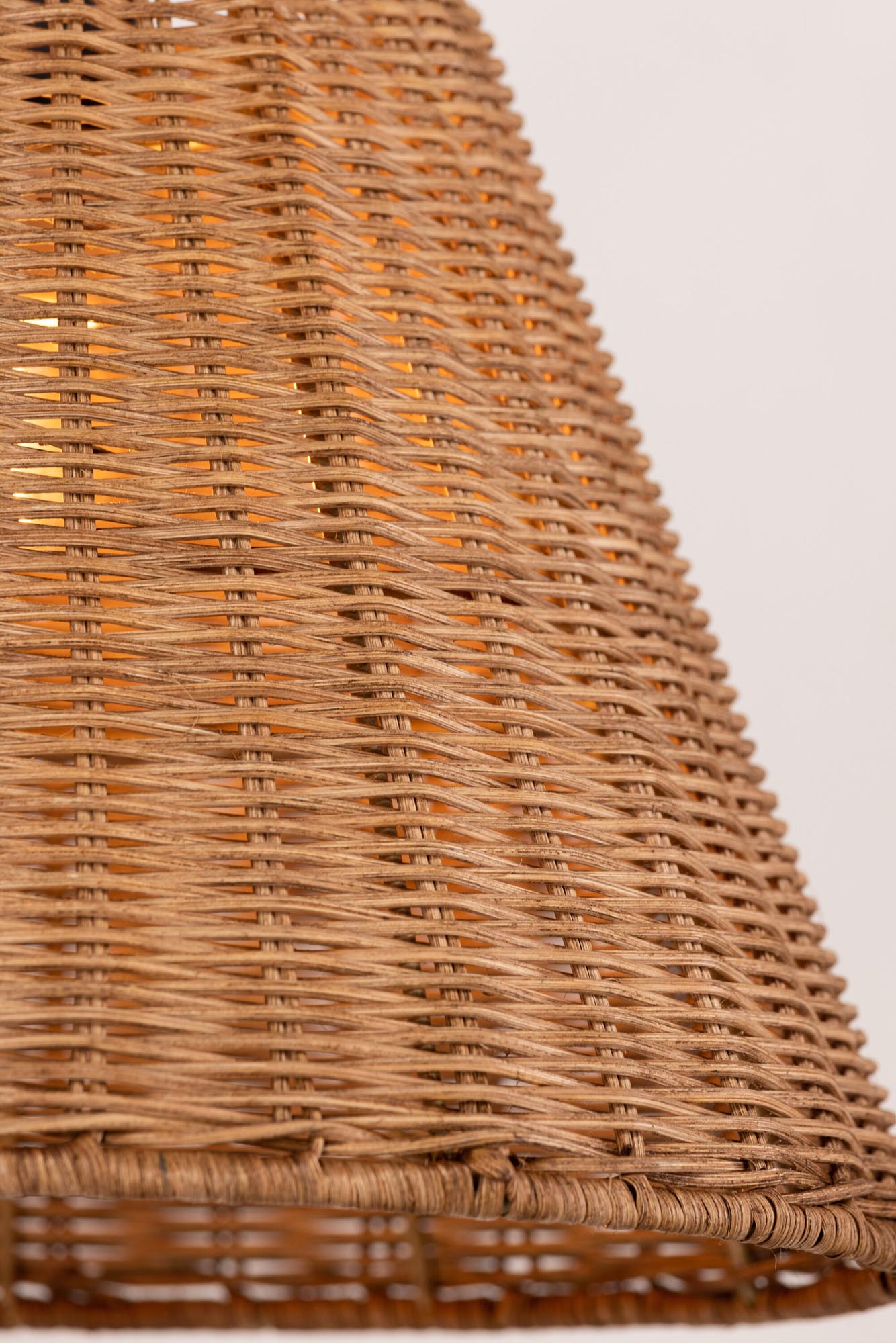 Moderne Vind Stala Wandleuchte mit handgefertigtem Rattan-Look.