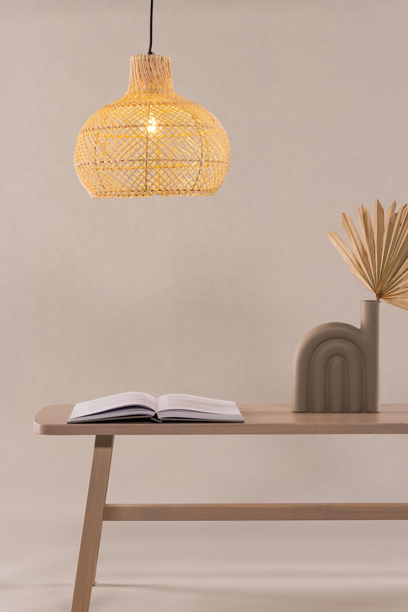 Die Varekil Pendelleuchte von Vind aus Rattan vereint modernes Design mit natürlicher Eleganz und sorgt für stimmungsvolles Licht.