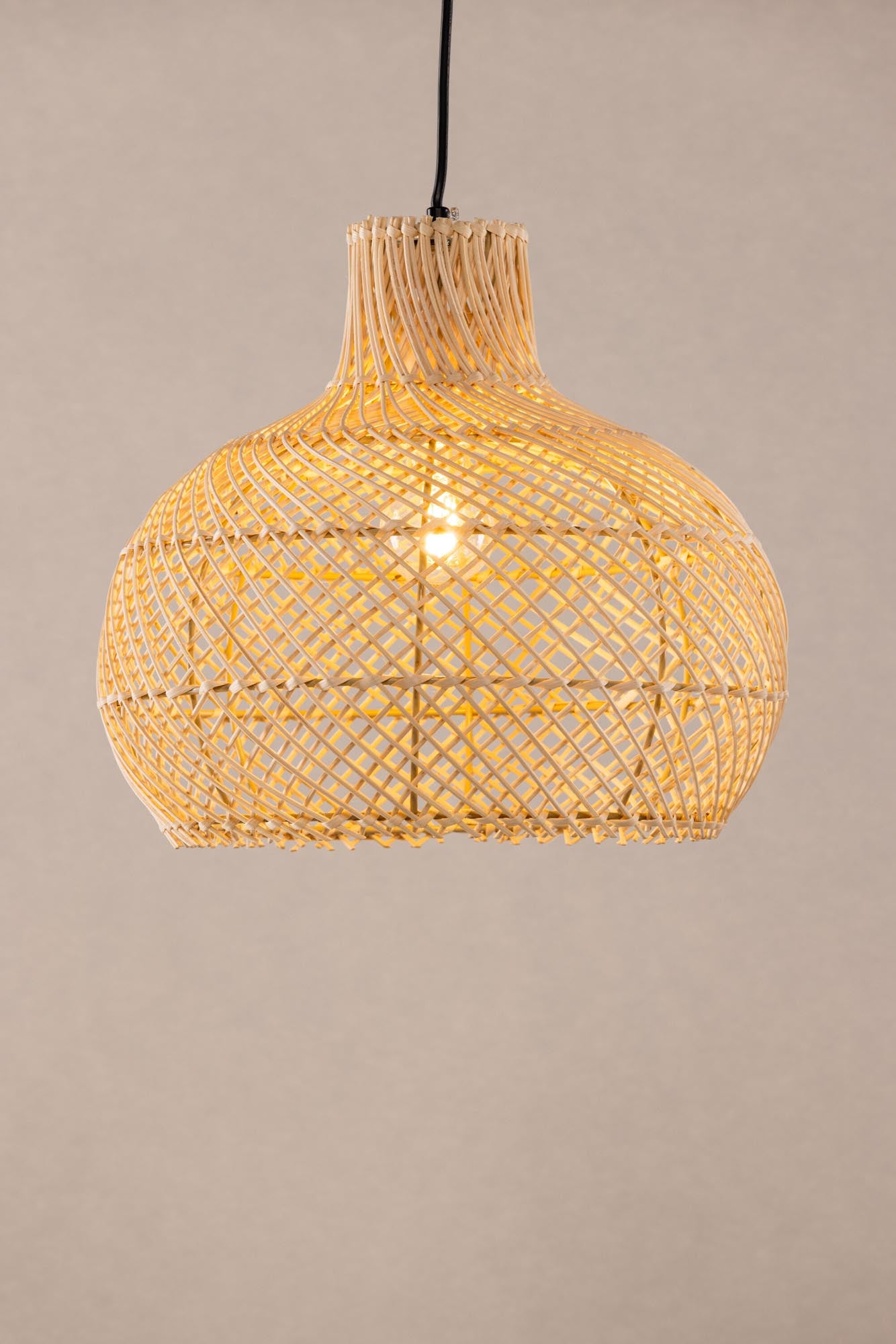 Elegante Varekil Hängelampe aus Rattan für modernes Ambiente.