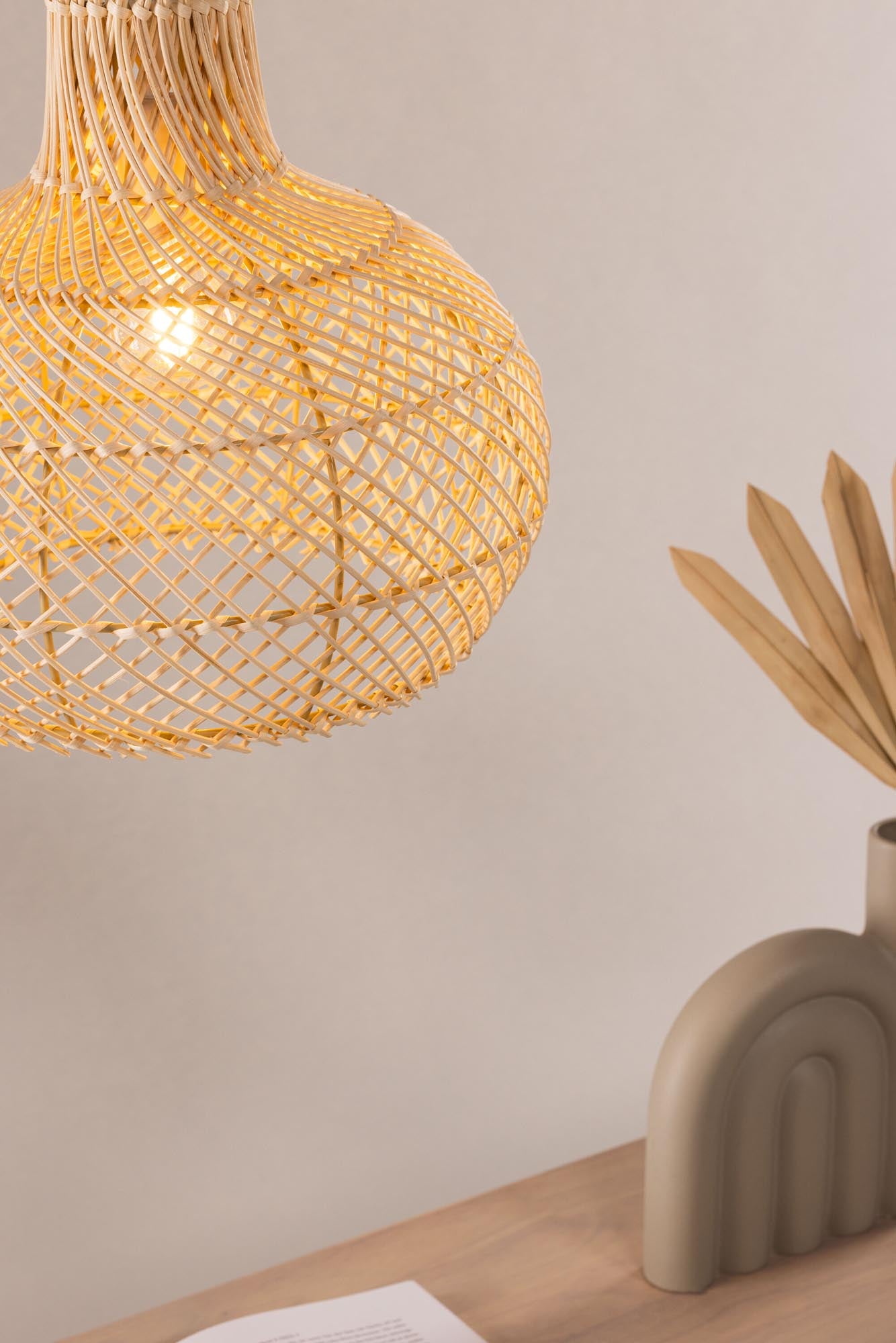 Varekil Rattan-Pendelleuchte: Natürliche Eleganz für Ihr Zuhause.