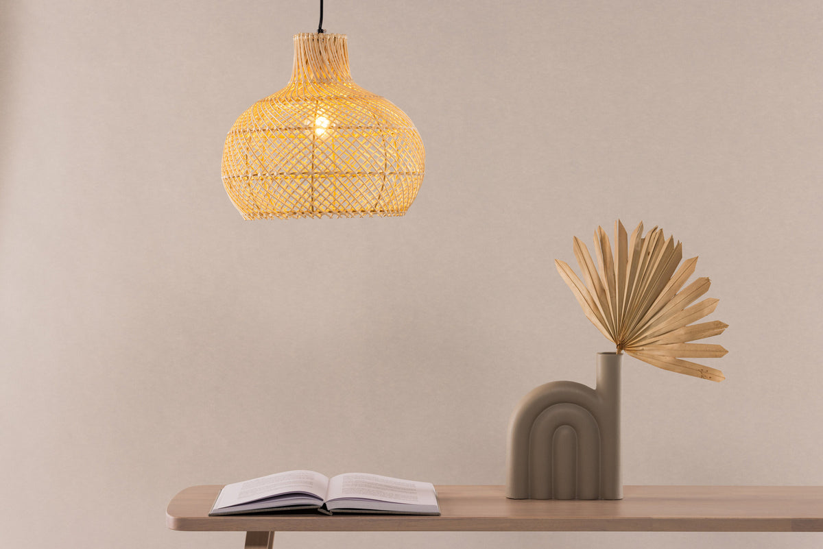 Varekil Pendelleuchte in Natur präsentiert im Onlineshop von KAQTU Design AG. Pendelleuchte ist von Vind
