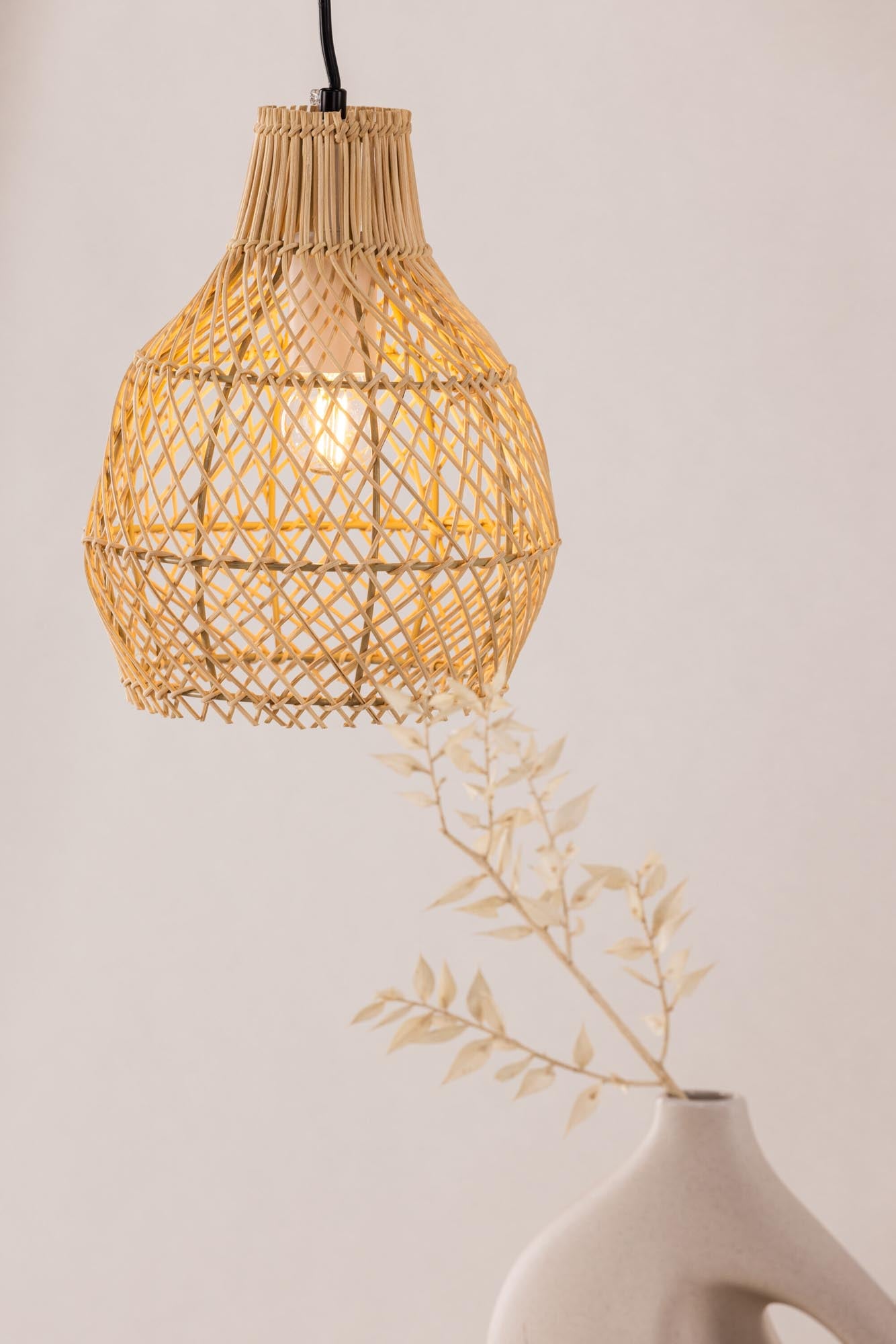 Varekil Pendelleuchte: Elegante Rattan-Ästhetik für Ihr Zuhause.