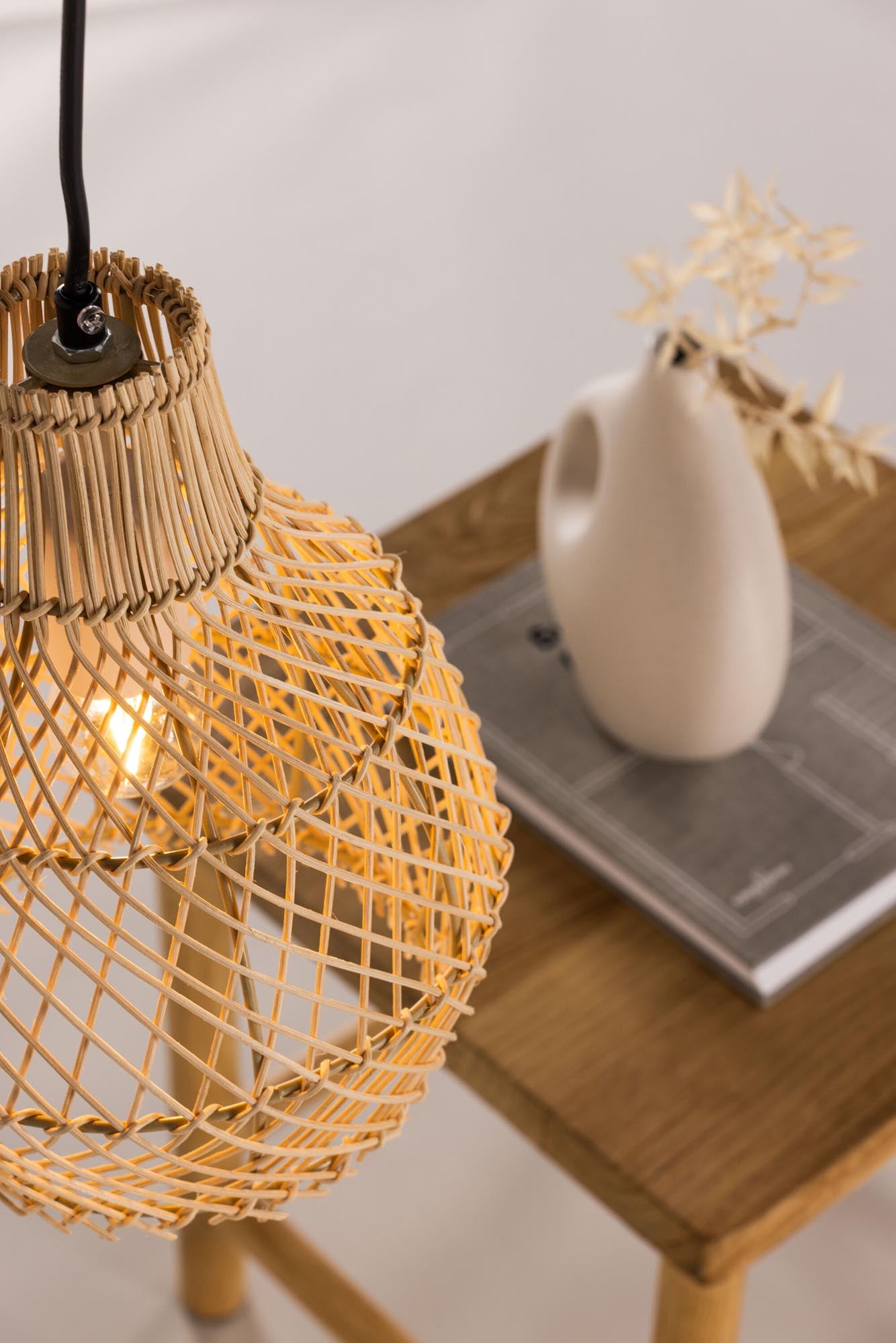 Varekil Pendelleuchte: Stilvolle Beleuchtung mit natürlichem Charme.