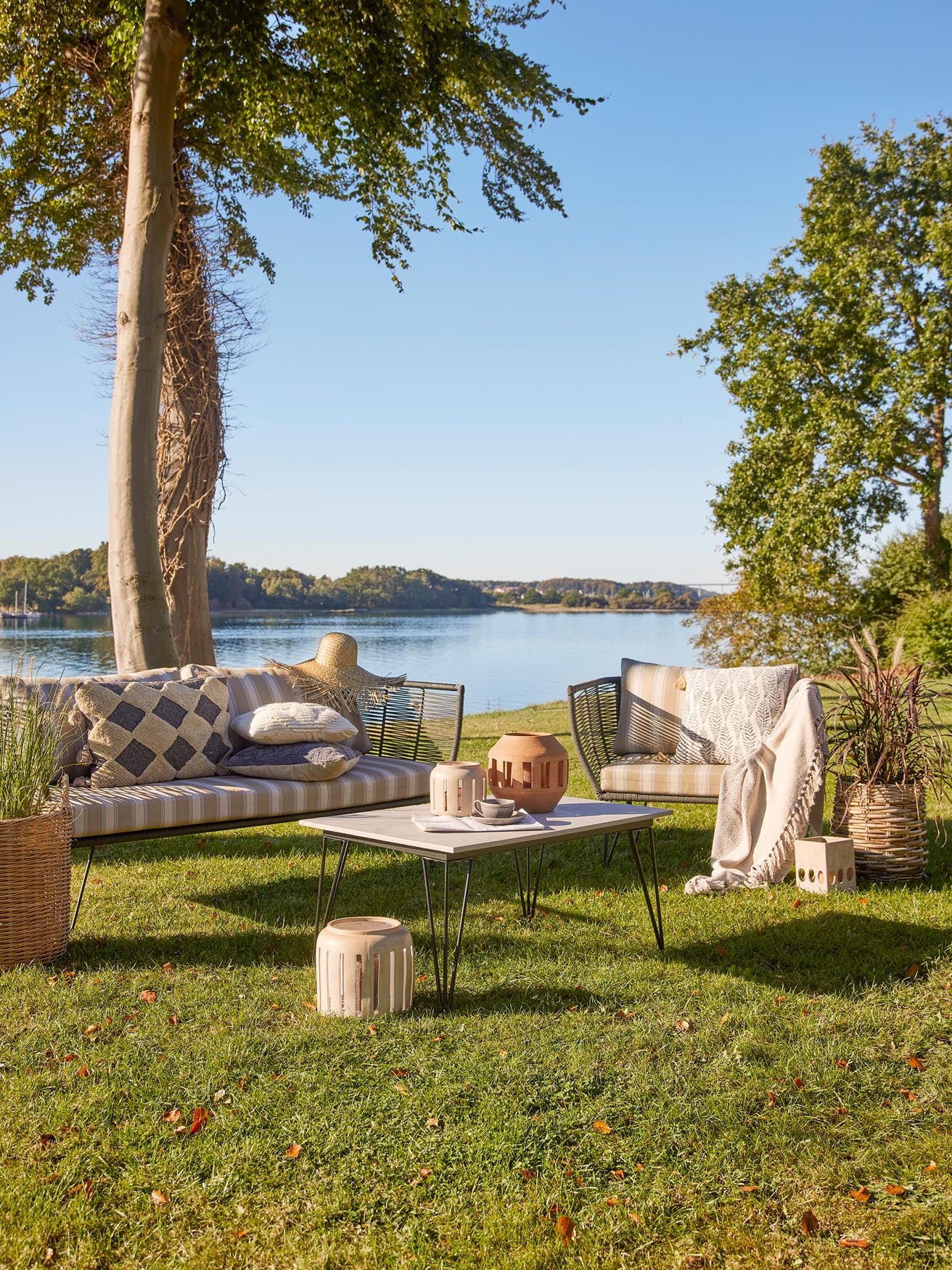 Moderner Mundo Couchtisch in Betonoptik von Bloomingville, grau, stilvoll und robust, ideal für zeitgemässe Wohnräume.