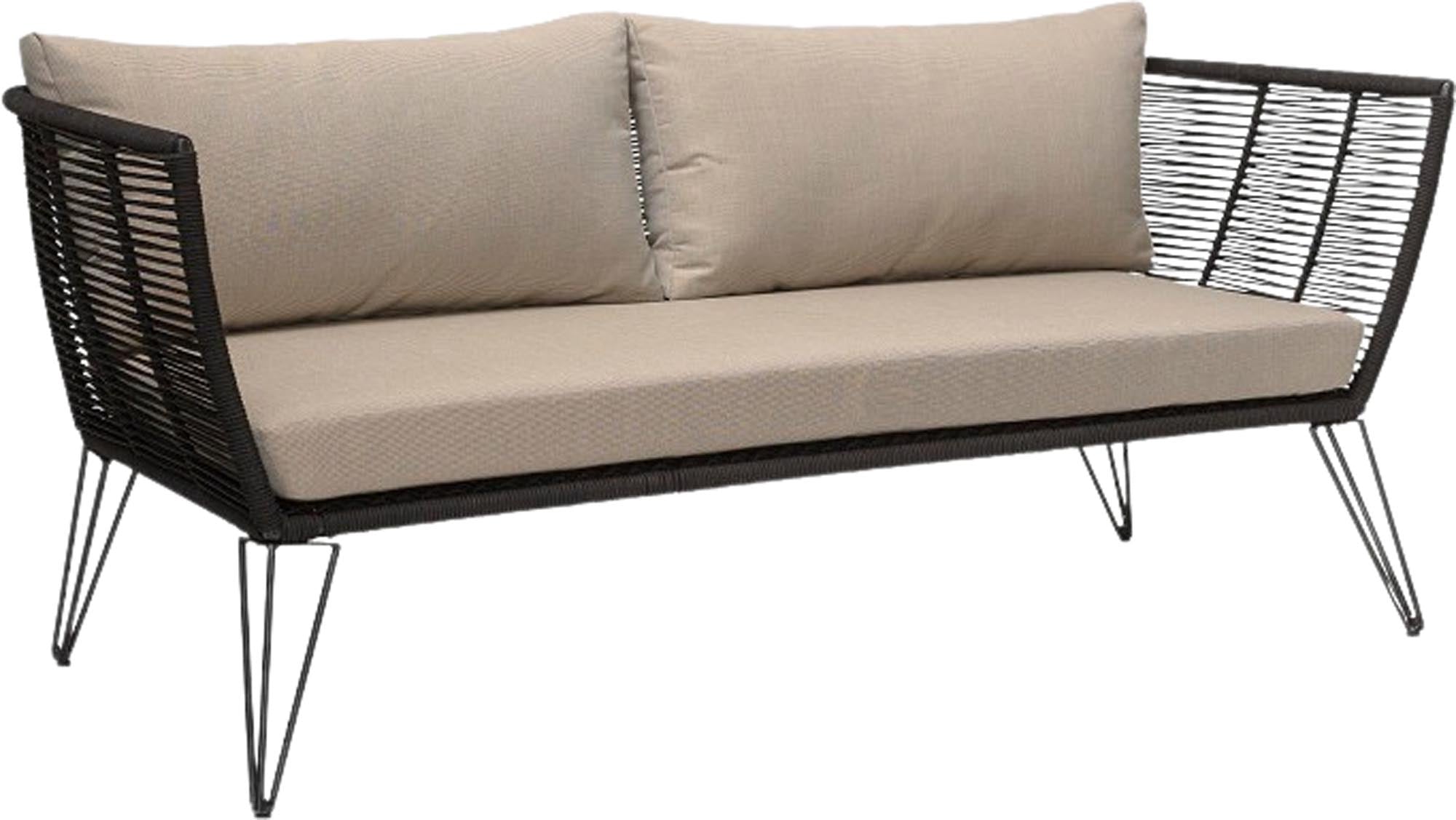 Das Mundo Sofa von Bloomingville kombiniert schwarzen Stoff mit einem robusten Metallrahmen, perfekt für stilvolle Aussenbereiche.