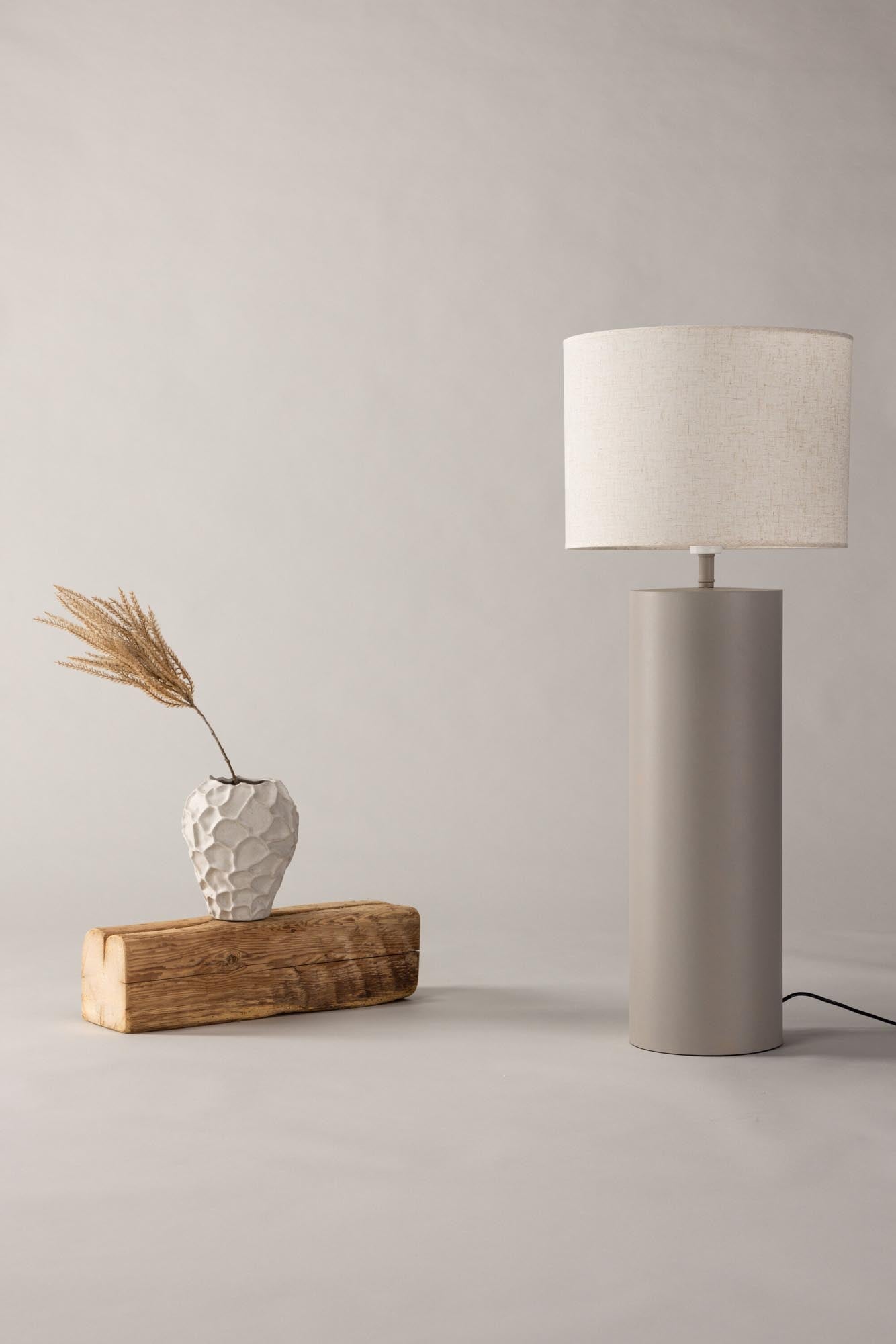 UMEÅ Stehleuchte von Josefin Lustig: Elegantes Design aus Eisen und Leinen für eine einladende Atmosphäre in jedem Raum.