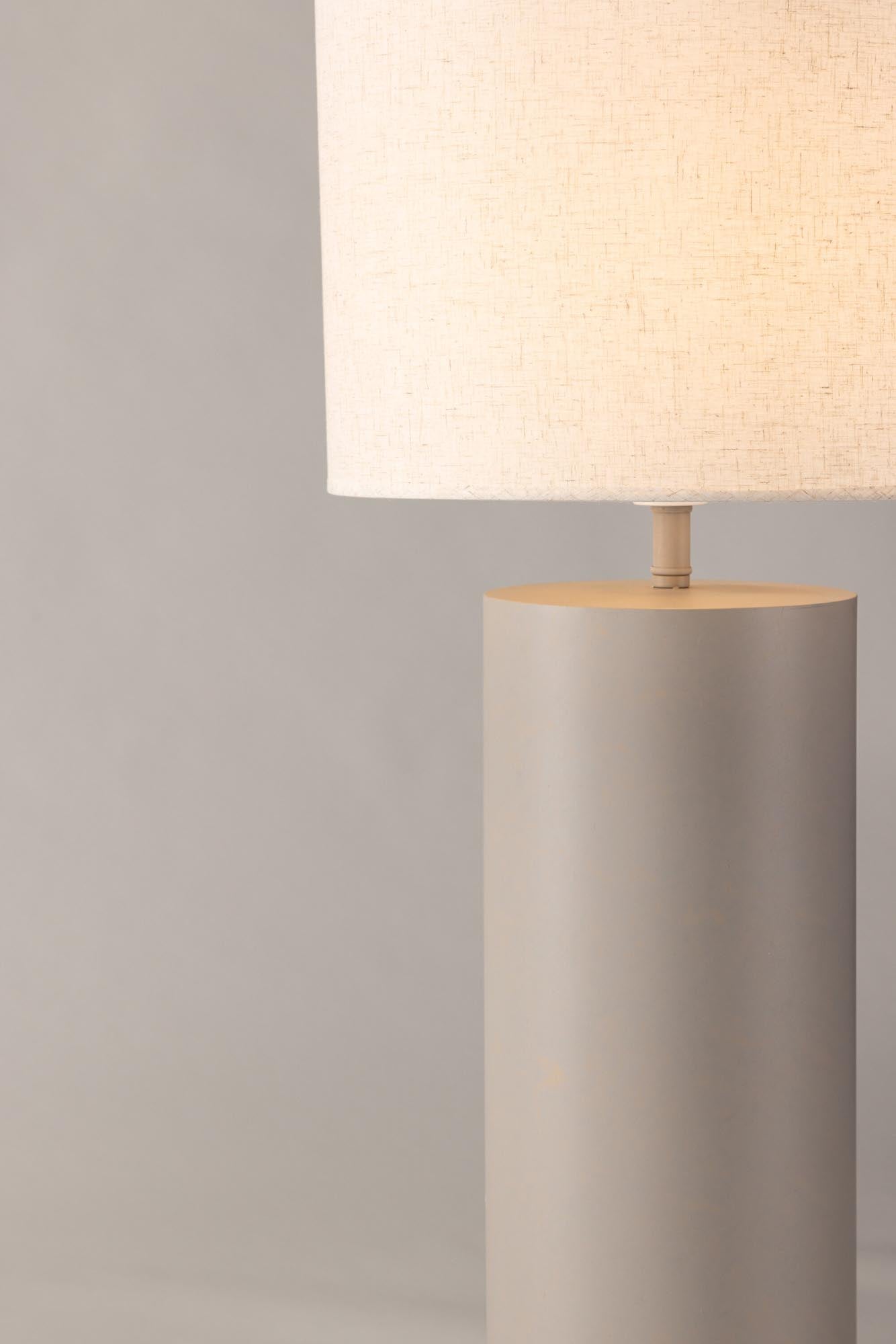 Die UMEÅ Stehleuchte von Josefin Lustig vereint minimalistisches Design mit hochwertigen Materialien für eine luxuriöse Atmosphäre.