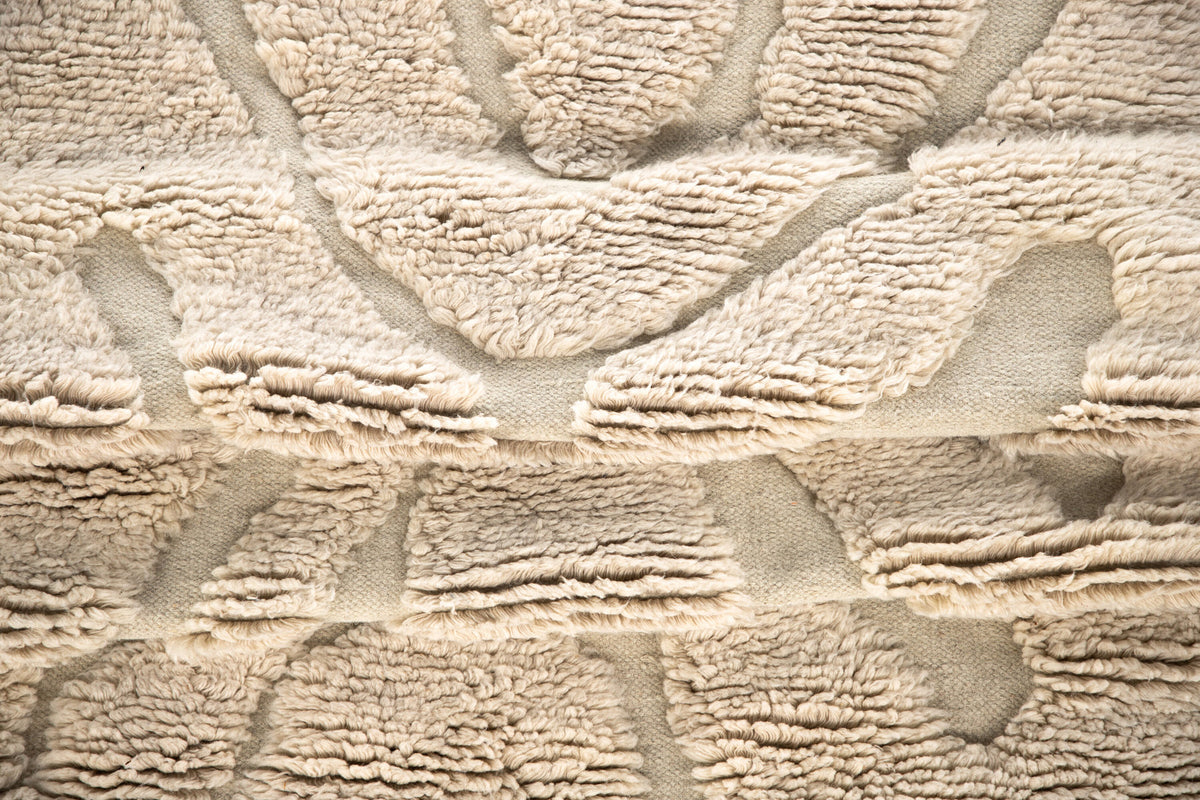 Trondheim x Josefin Lustig Teppich in Beige präsentiert im Onlineshop von KAQTU Design AG. Teppich ist von Vind