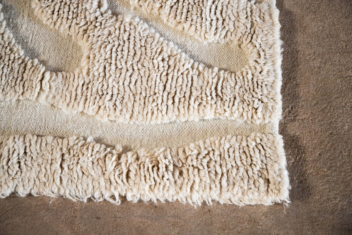 Trondheim x Josefin Lustig Teppich in Beige präsentiert im Onlineshop von KAQTU Design AG. Teppich ist von Vind