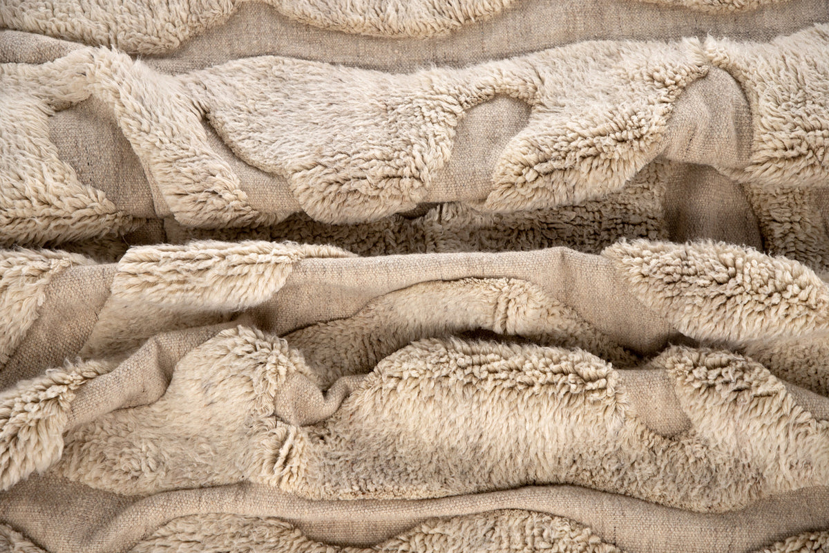 Trondheim x Josefin Lustig Teppich in Beige präsentiert im Onlineshop von KAQTU Design AG. Teppich ist von Vind