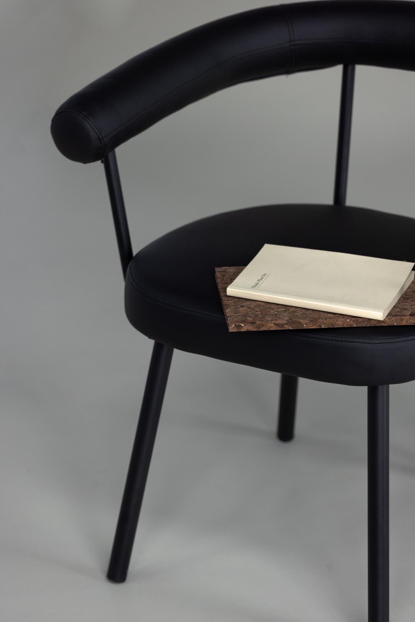 Eleganter Stuhl mit ergonomischer Rückenlehne, hochwertigem PU-Polster und minimalistischer Stahlstruktur. Perfekt für stilvolle Essbereiche.