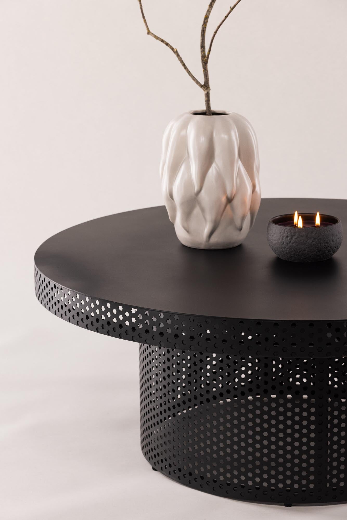 Eleganter Beistelltisch von Vind, entworfen von Josefin Lustig. Ideal für jeden Raum, vereint Funktionalität und stilvolles Industriedesign.