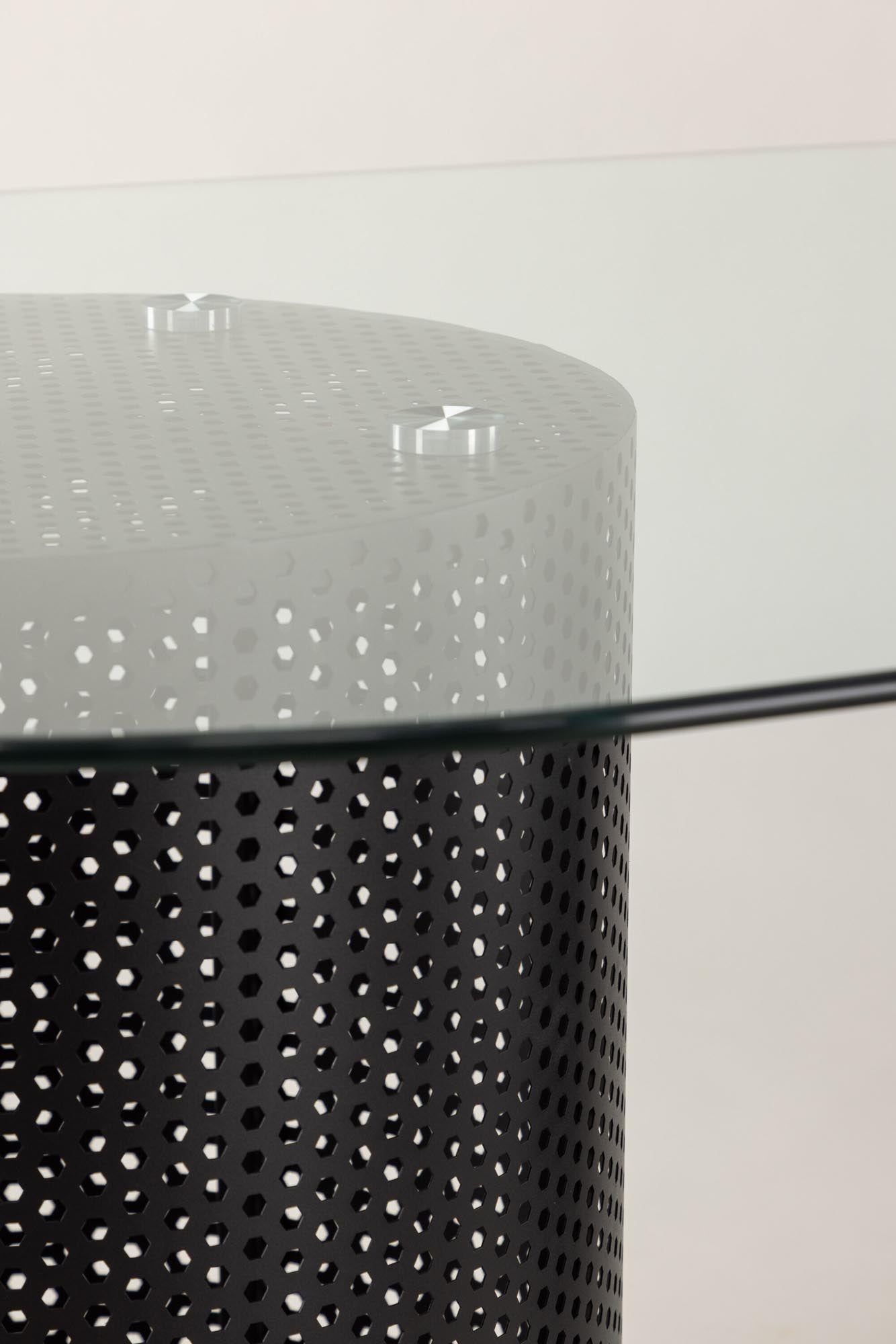 Moderner Esstisch mit ovaler Glasplatte und stabilen Stahlbeinen. Perfekt für stilvolle Esszimmer und gesellige Anlässe.