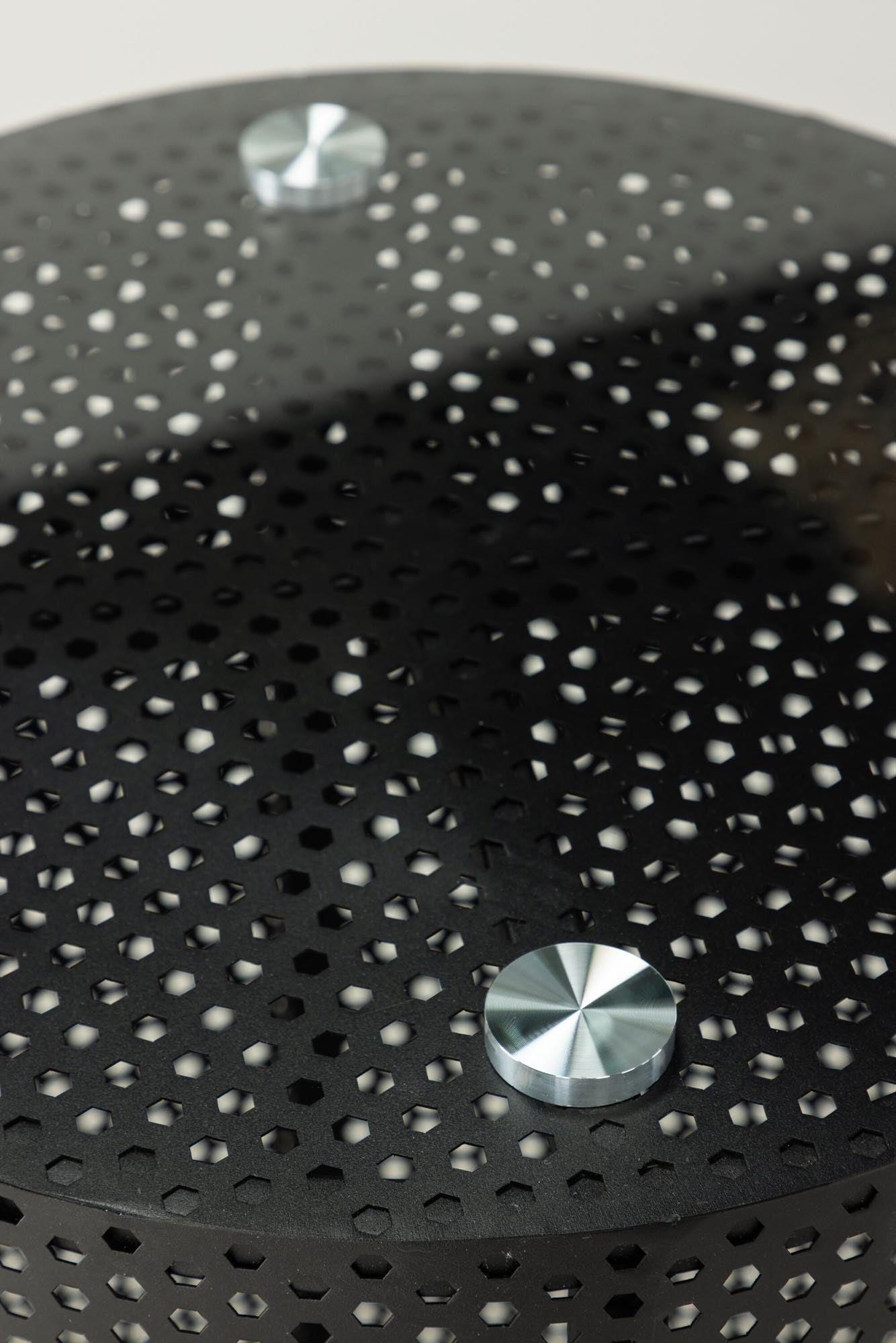 Moderner Esstisch Glasgow x Josefin Lustig von Vind: Ovales Glas, stabile Stahlbeine, ideal für gesellige Anlässe und stilvolle Einrichtung.