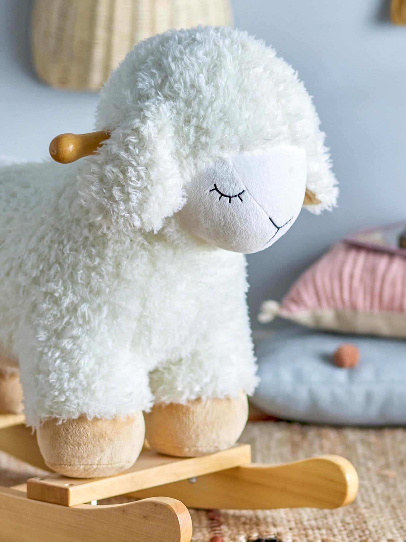 Das Laasrith Schaukelspielzeug von Bloomingville Mini ist ein liebevoll gestaltetes Schaf, das Kinder zum Spielen und Träumen einlädt. Ideal für jedes Kinderzimmer!