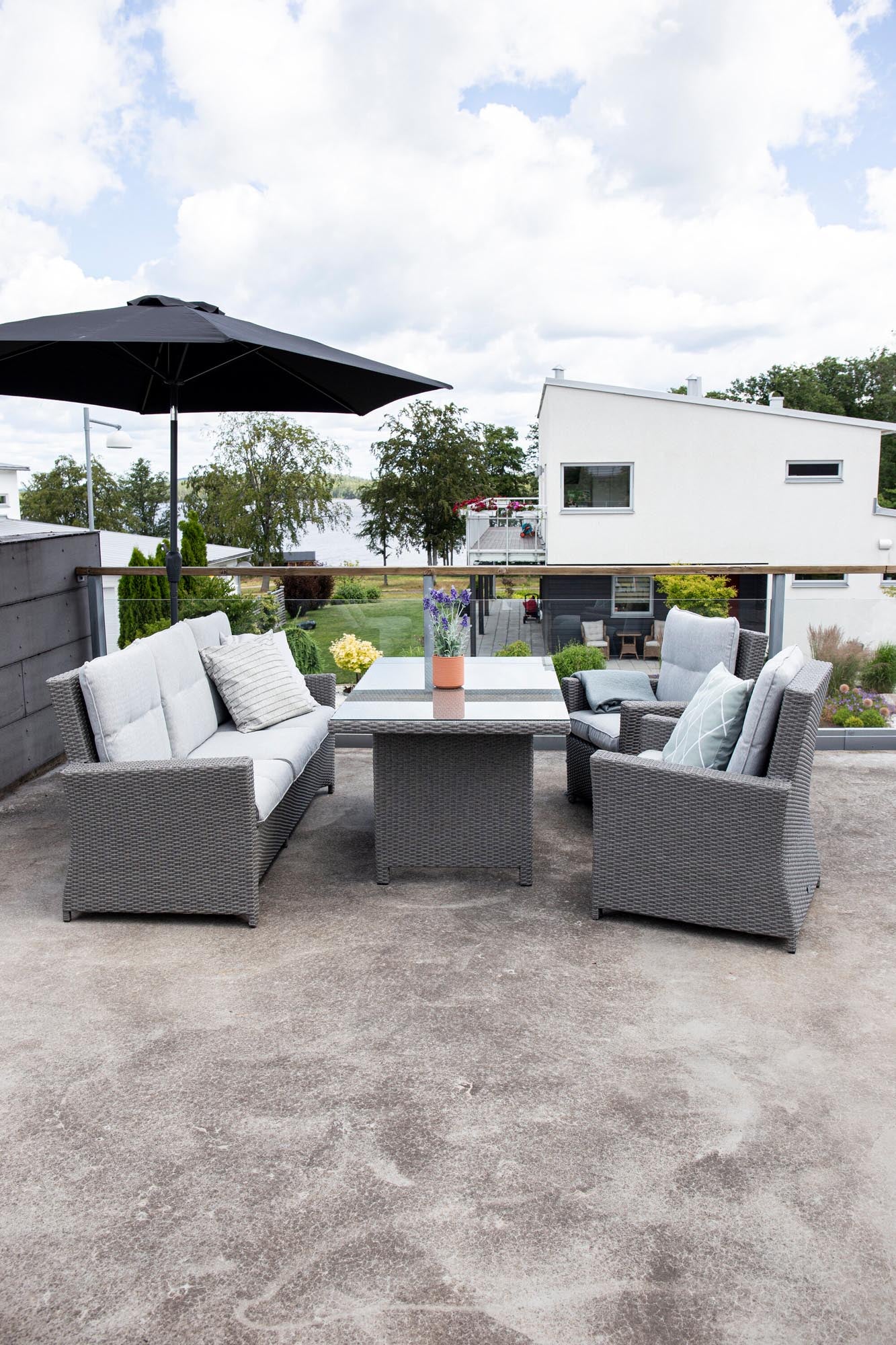 Stilvolle Brentwood Sofagarnitur von Venture Home: Hochwertiges Kunstrattan, bequeme Kissen und robuster Aintwood-Tisch für entspannte Stunden im Freien.