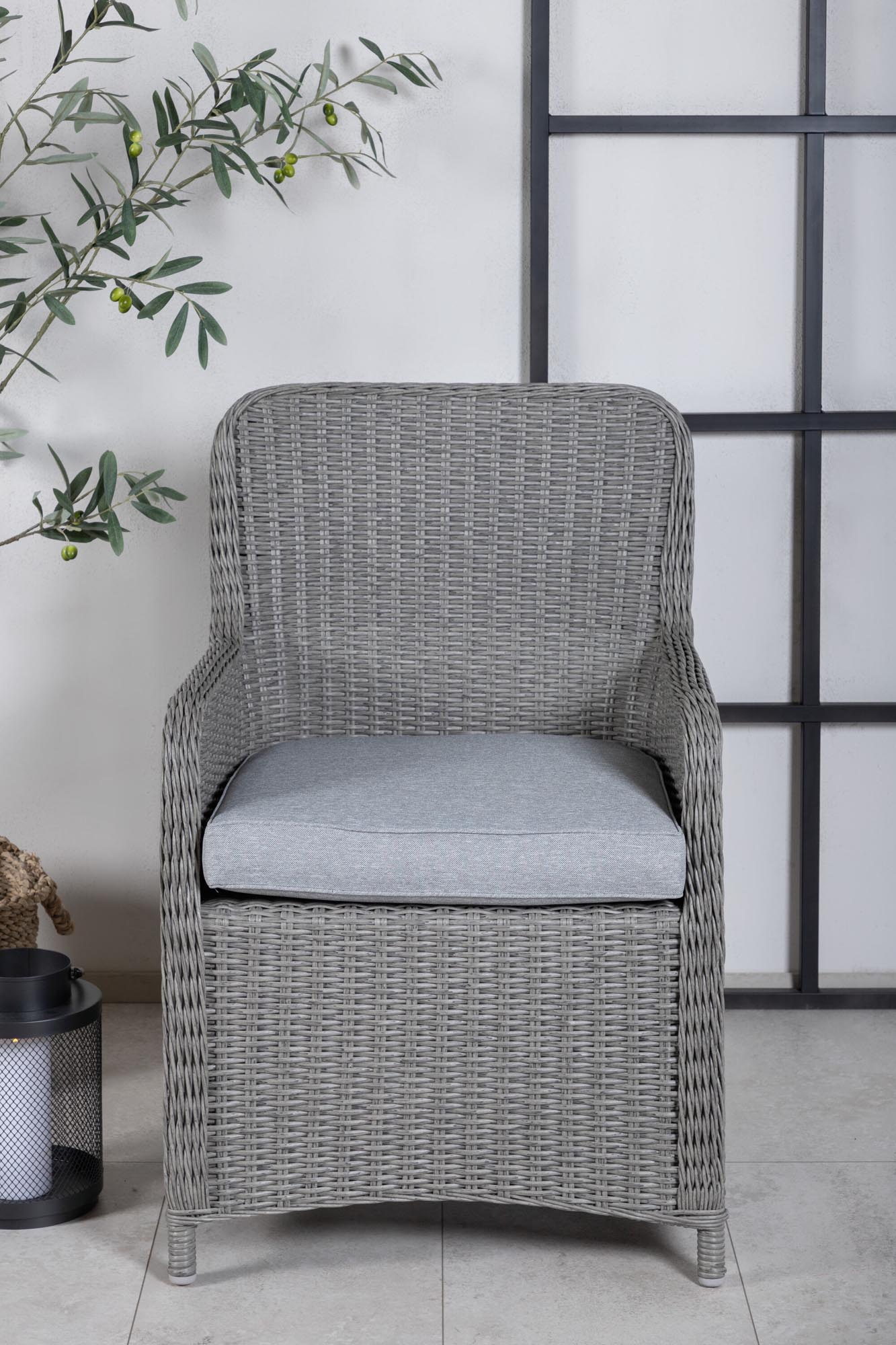 Erleben Sie den Wembley Stuhl von Venture Home – ein stilvoller Gartenstuhl mit Armlehnen, der Komfort und Eleganz für Ihre Terrasse bietet.