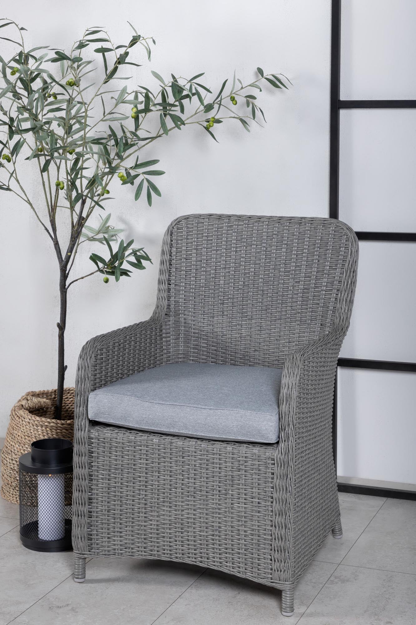 Entdecken Sie den Wembley Stuhl von Venture Home – ein eleganter Gartenstuhl mit hochwertigem Korbgeflecht, ideal für entspannte Stunden im Freien.