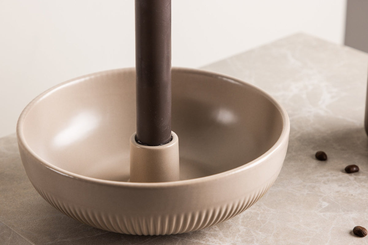 Runder Kerzenständer Posh von Venture Home aus glasiertem Steinzeug in Beige, Durchmesser 18 cm, Höhe 6 cm, schlichte Form.