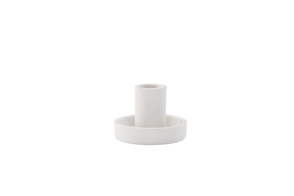 Runder weisser Kerzenständer Ceco aus Ton mit schlichter, minimalistischer Form, Durchmesser 11 cm, Höhe 6 cm.