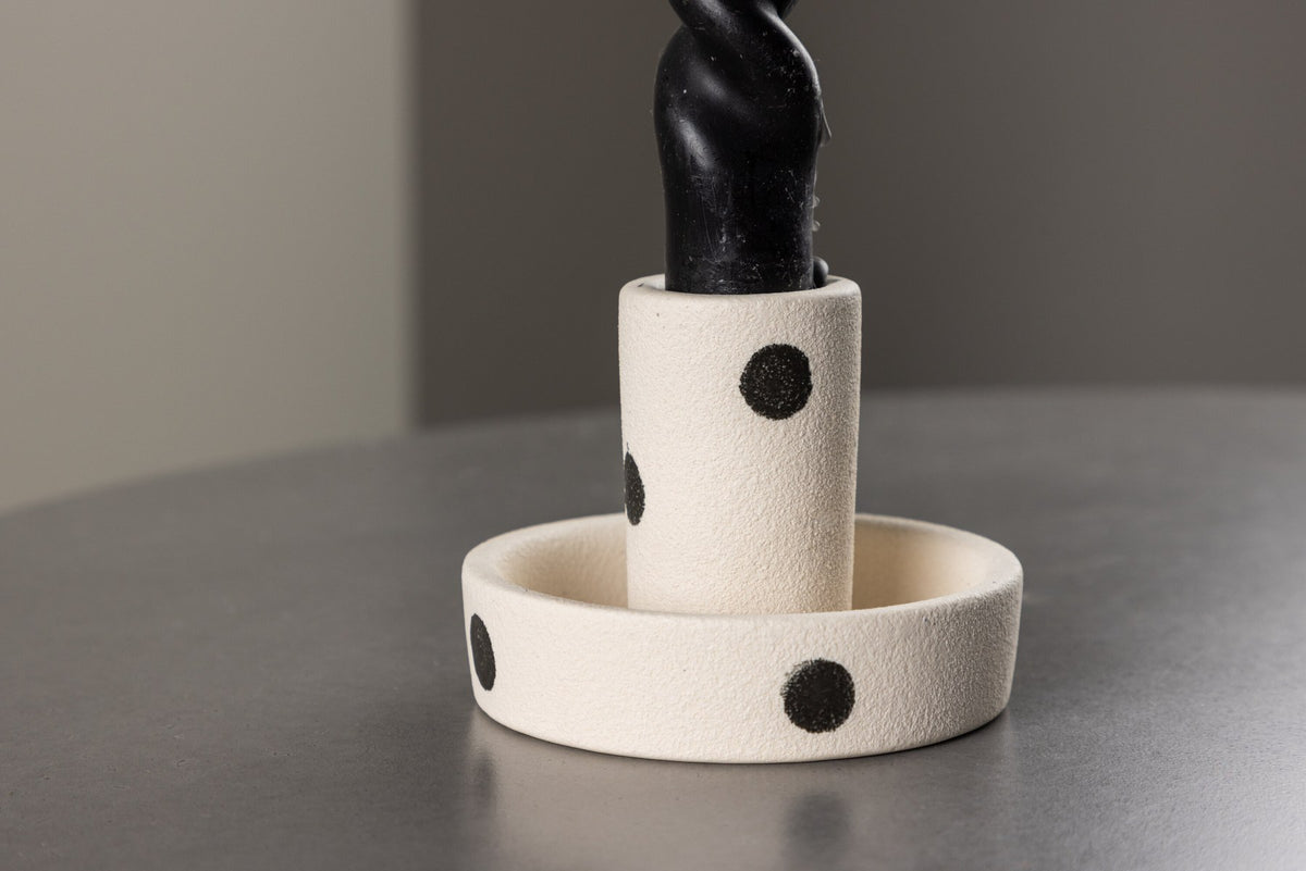 Runder weisser Kerzenständer Ceco aus Ton mit schlichter, minimalistischer Form, Durchmesser 11 cm, Höhe 6 cm.