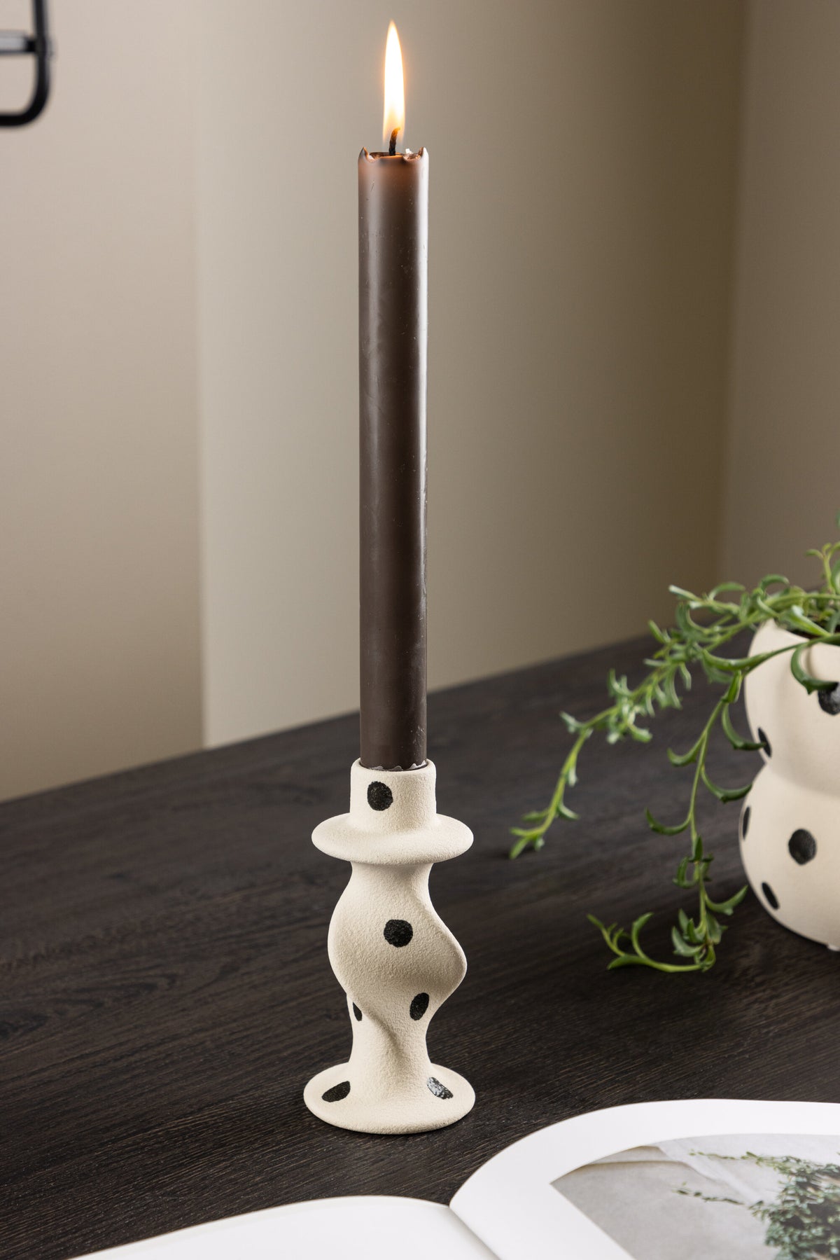 Kleiner runder Kerzenständer aus beigem Steinzeug, schlichte Form, Durchmesser 6 cm, Höhe 12 cm, Glory-Serie von Venture Home