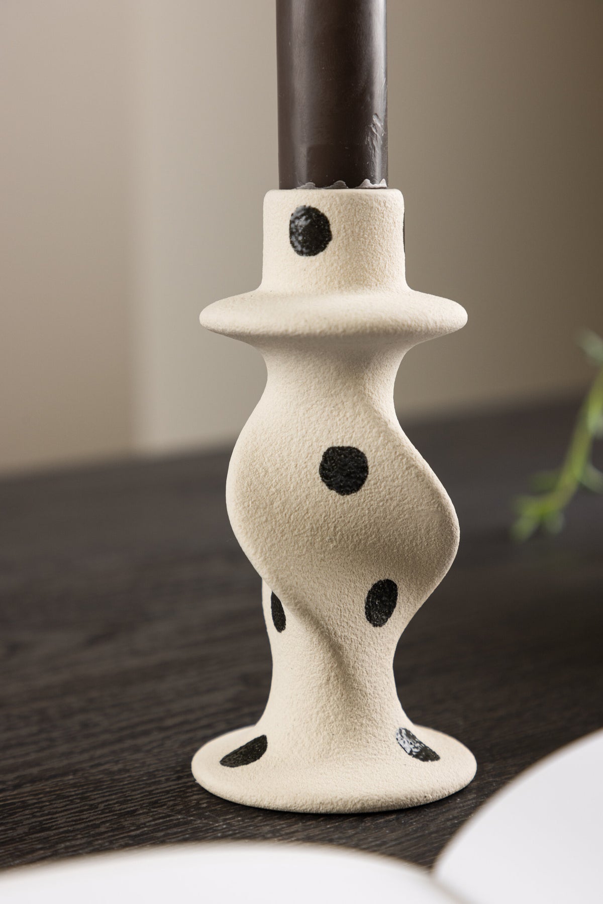 Kleiner runder Kerzenständer aus beigem Steinzeug, schlichte Form, Durchmesser 6 cm, Höhe 12 cm, Glory-Serie von Venture Home