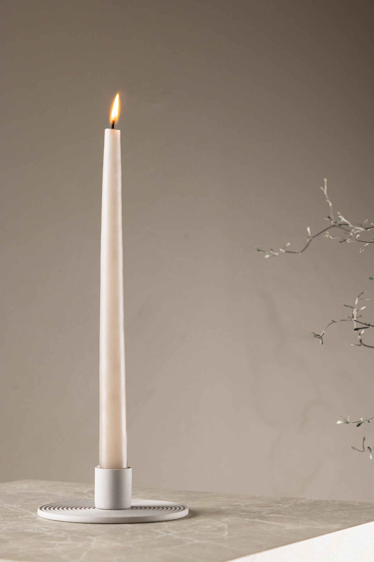 Ovaler Kerzenständer Dian aus grauem Ton, Venture Home, mit Platz für drei Kerzen, in kompakter Grösse D:12cm x H:4cm.