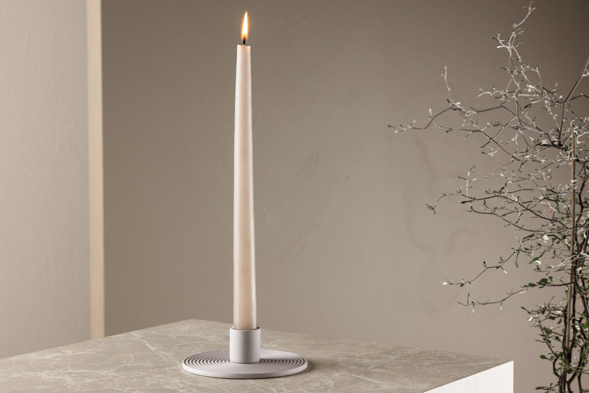 Ovaler Kerzenständer Dian aus grauem Ton, Venture Home, mit Platz für drei Kerzen, in kompakter Grösse D:12cm x H:4cm.