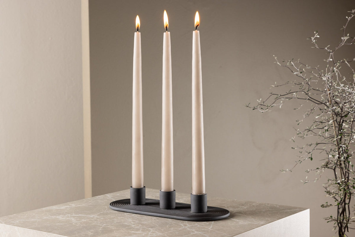 Ovaler Kerzenständer Dian aus grauem Ton, Venture Home, mit Platz für drei Kerzen, in kompakter Grösse D:12cm x H:4cm.