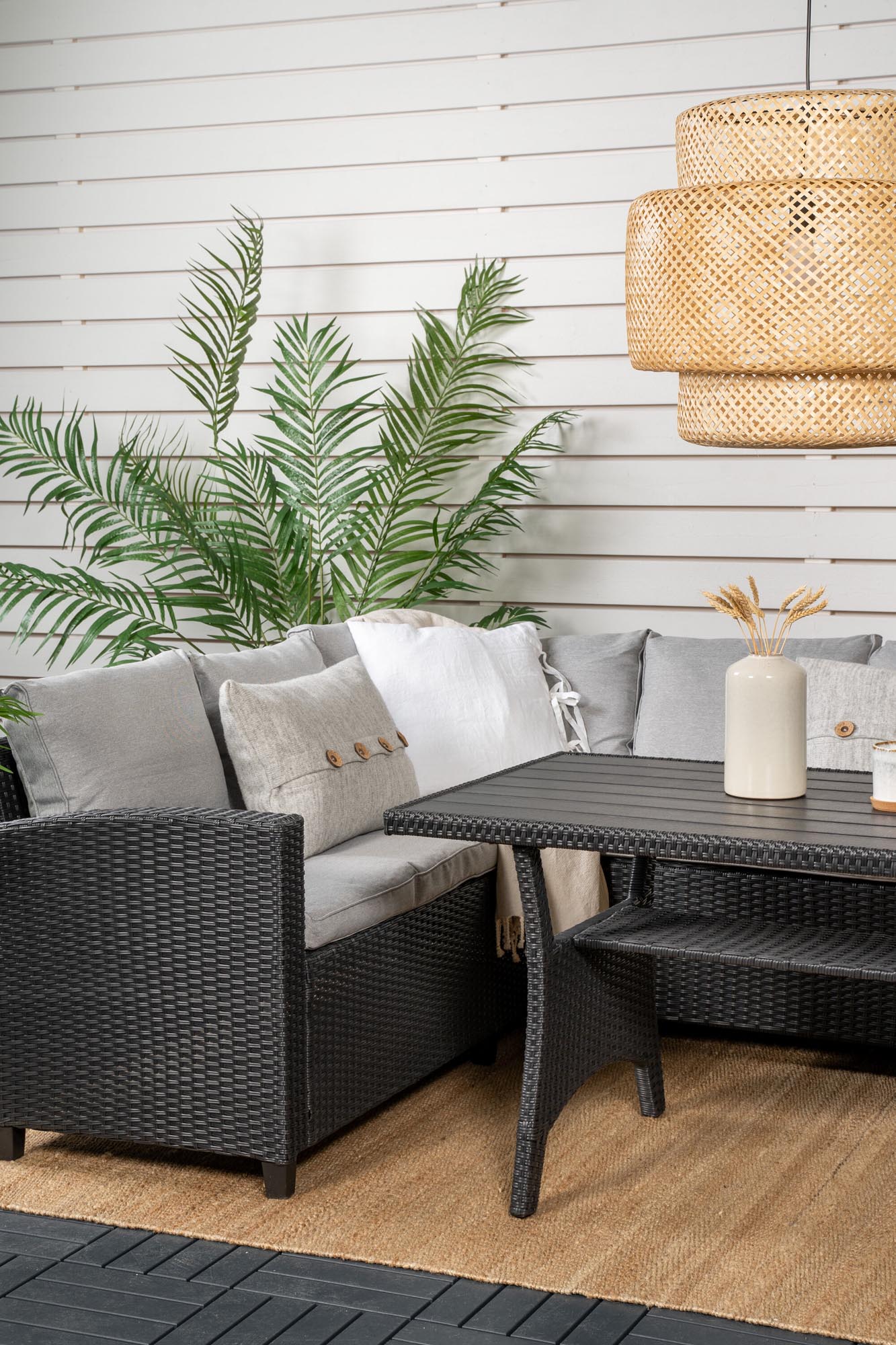 Stilvolles Brentwood Ecksofa von Venture Home: modernes Design, robustes Kunstrattan, wasserabweisende Kissen, ideal für Terrasse.