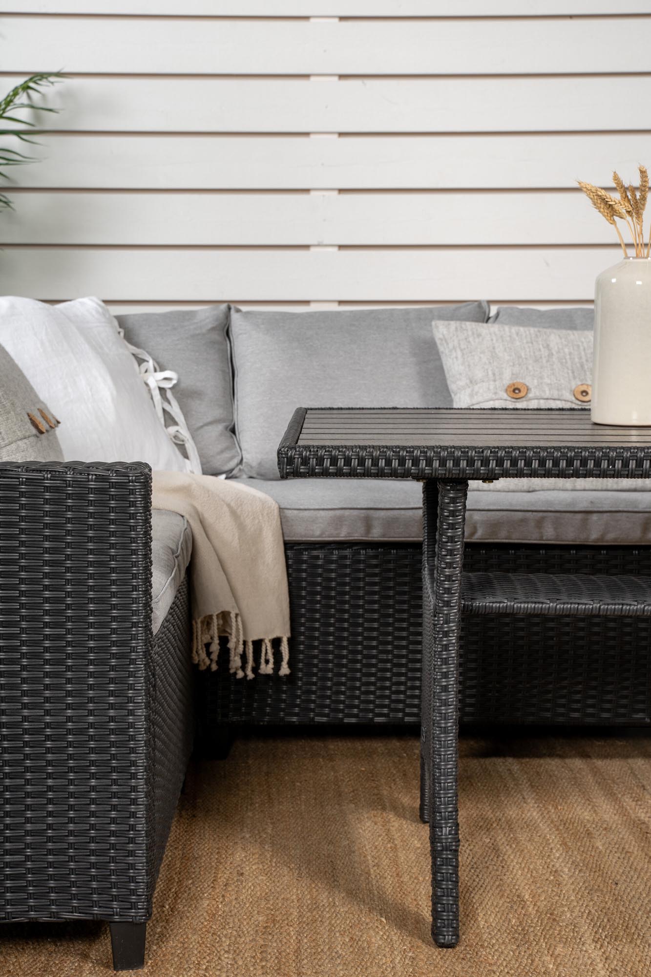 Entspannen Sie im Brentwood Ecksofa Outdoorset von Venture Home: elegantes Design, pflegeleichtes Material und viel Platz für gesellige Abende.