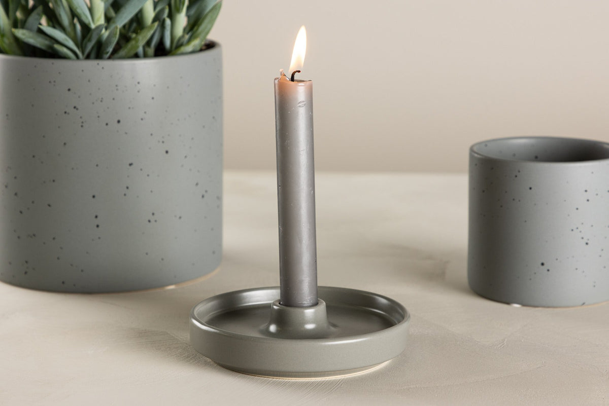 Kerzenständer Bette von Venture Home aus Steinzeug in Schwarz-Weiss, runde Form mit flacher Basis und kleiner Kerzenaufnahme.