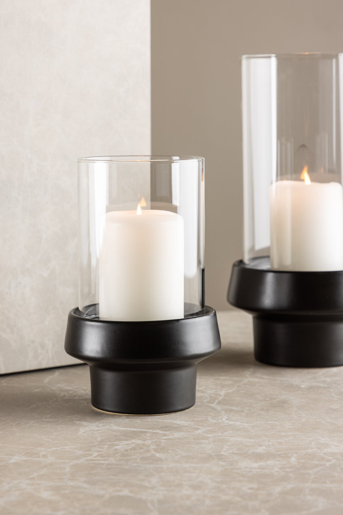 Teelichthalter Davida von Venture Home aus Steinzeug in Schwarz mit klaren Glasdetails, Grösse D: 13 cm x H: 20 cm, rundes Design.
