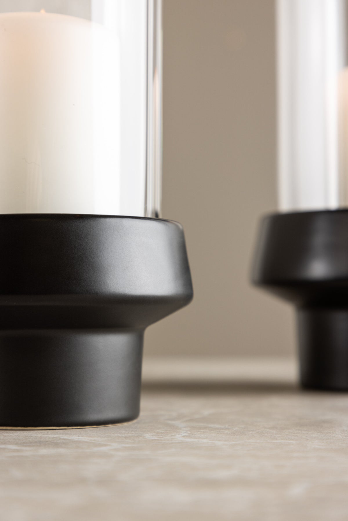 Teelichthalter Davida von Venture Home aus Steinzeug in Schwarz mit klaren Glasdetails, Grösse D: 13 cm x H: 20 cm, rundes Design.