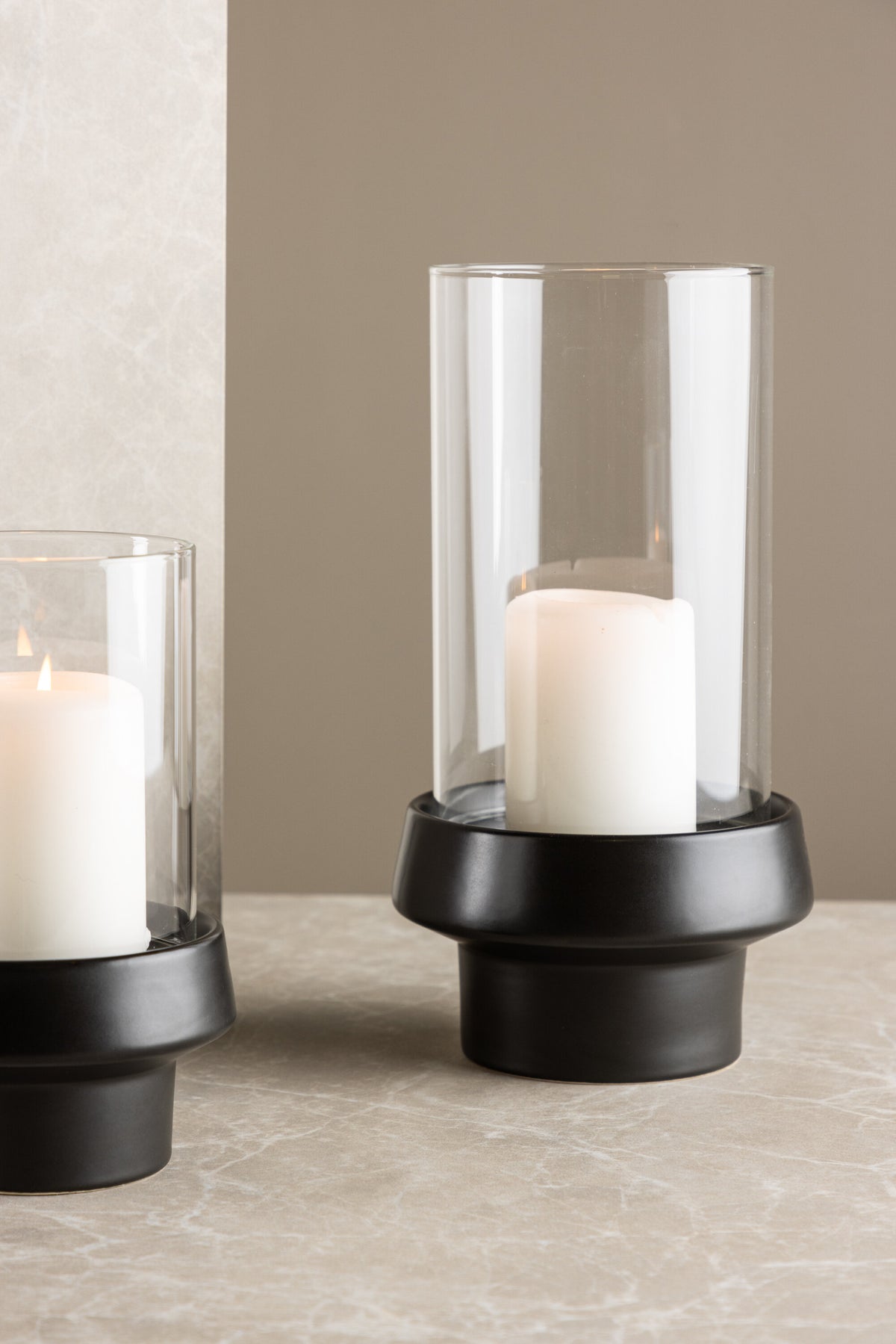 Teelichthalter Davida von Venture Home aus Steinzeug in Schwarz mit klaren Glasdetails, Grösse D: 13 cm x H: 20 cm, rundes Design.