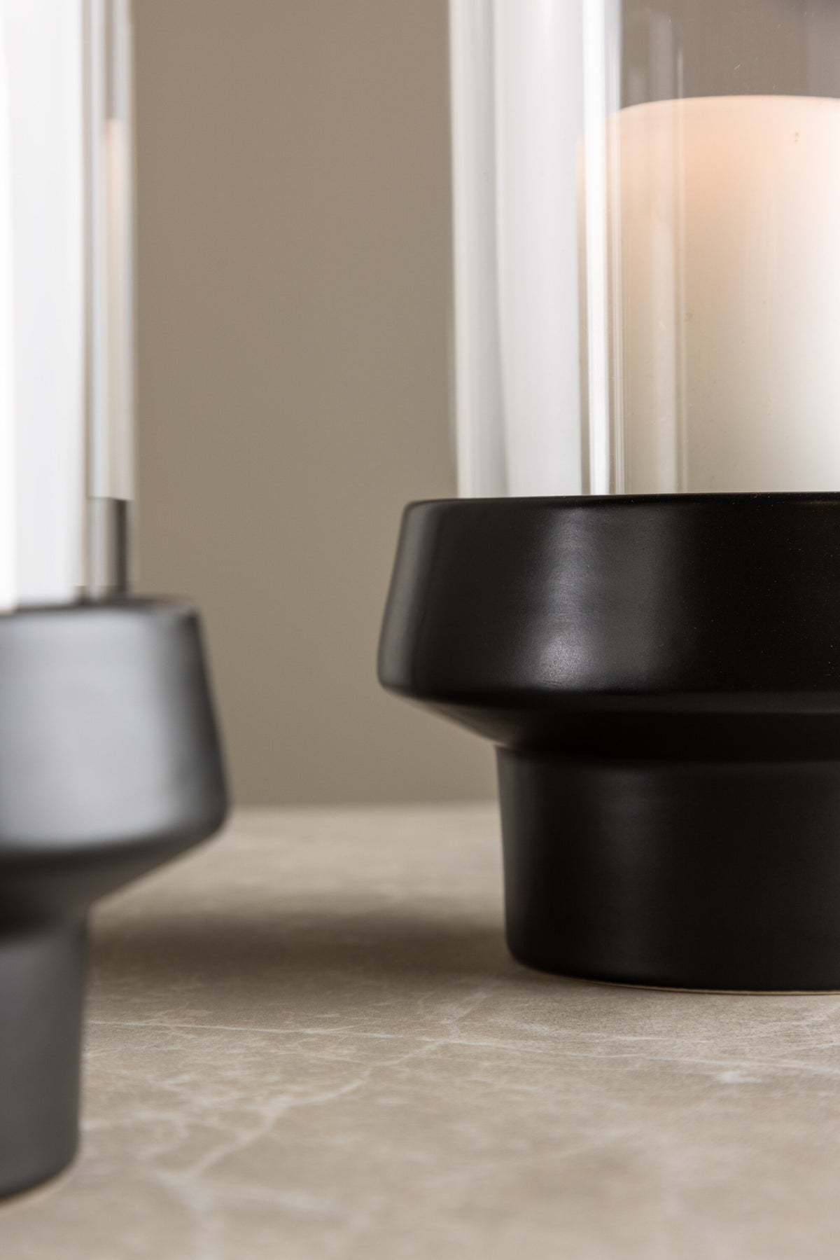Teelichthalter Davida von Venture Home aus Steinzeug in Schwarz mit klaren Glasdetails, Grösse D: 13 cm x H: 20 cm, rundes Design.