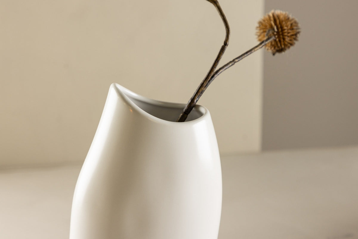 Beige Steinzeug-Vase Ernst mit schwarzen Punkten und glasierter Oberfläche, schlanke Form, Höhe 23 cm.