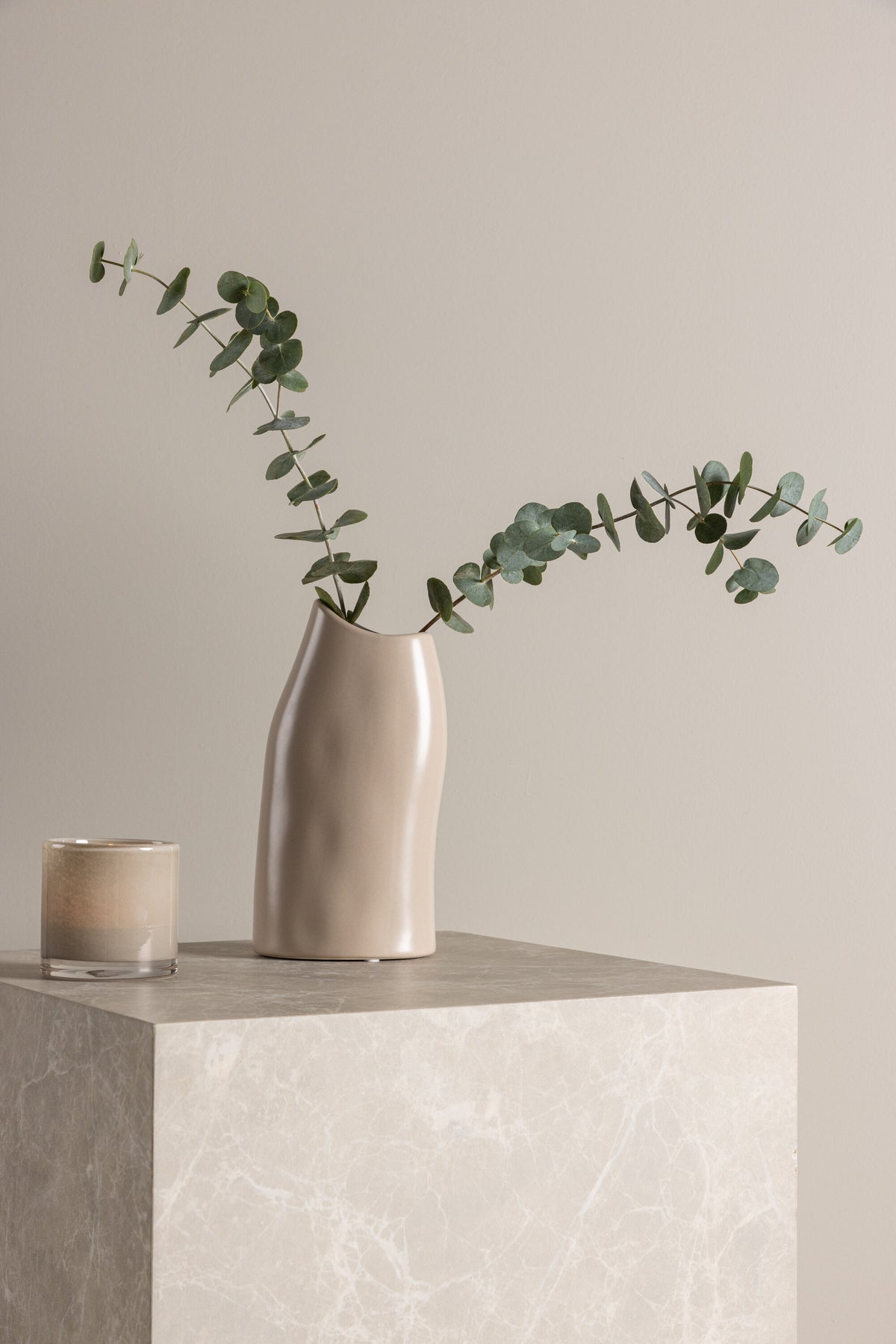 Beige Steinzeug-Vase Ernst mit schwarzen Punkten und glasierter Oberfläche, schlanke Form, Höhe 23 cm.