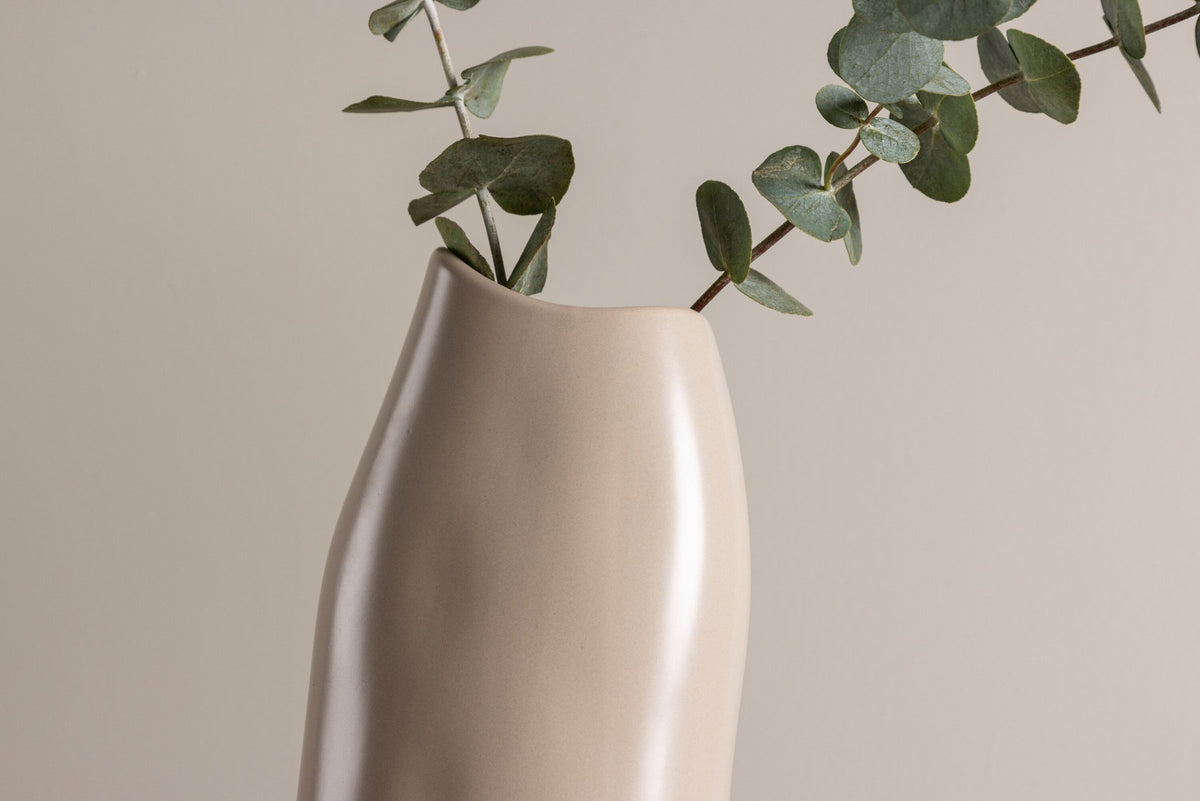 Beige Steinzeug-Vase Ernst mit schwarzen Punkten und glasierter Oberfläche, schlanke Form, Höhe 23 cm.