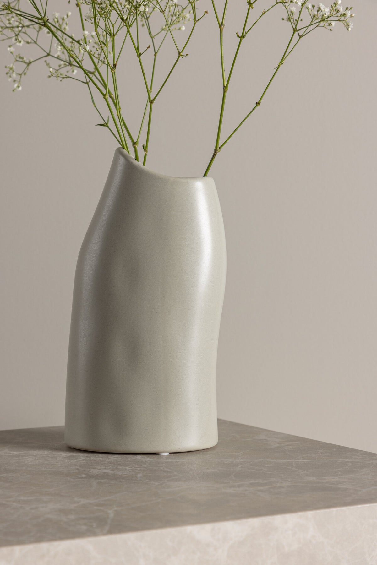 Beige Steinzeug-Vase Ernst mit schwarzen Punkten und glasierter Oberfläche, schlanke Form, Höhe 23 cm.