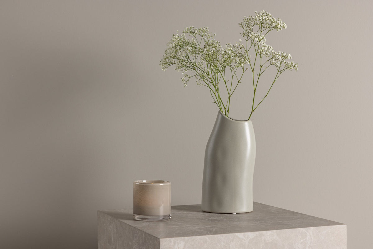Beige Steinzeug-Vase Ernst mit schwarzen Punkten und glasierter Oberfläche, schlanke Form, Höhe 23 cm.