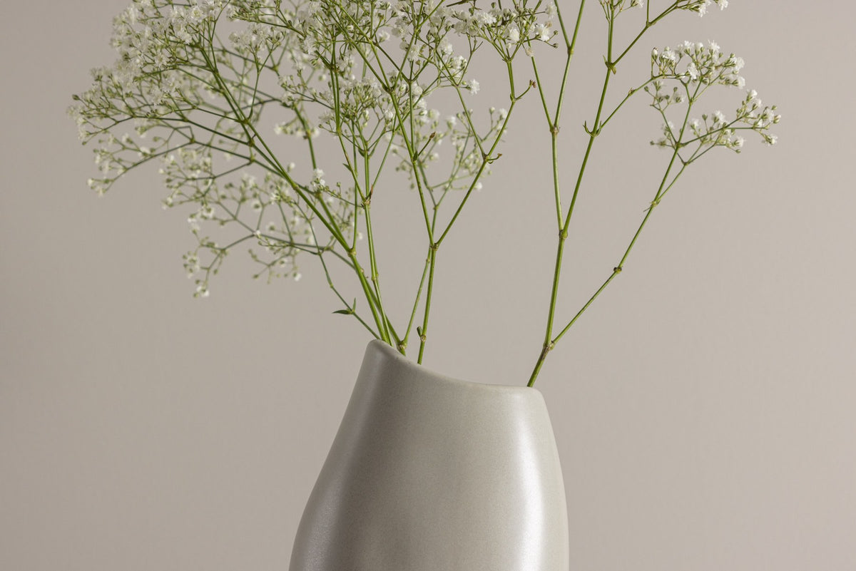 Beige Steinzeug-Vase Ernst mit schwarzen Punkten und glasierter Oberfläche, schlanke Form, Höhe 23 cm.