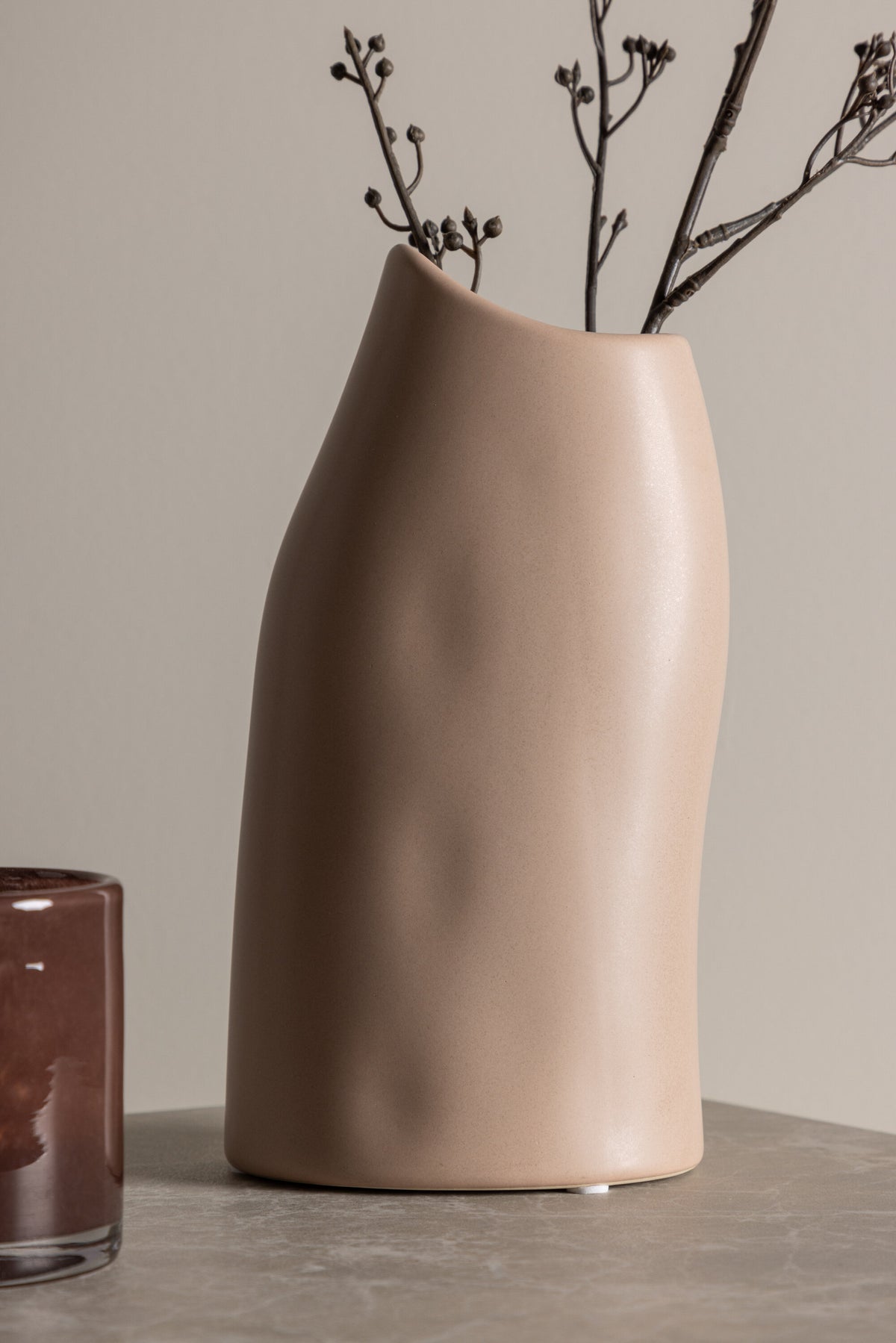 Beige Steinzeug-Vase Ernst mit schwarzen Punkten und glasierter Oberfläche, schlanke Form, Höhe 23 cm.