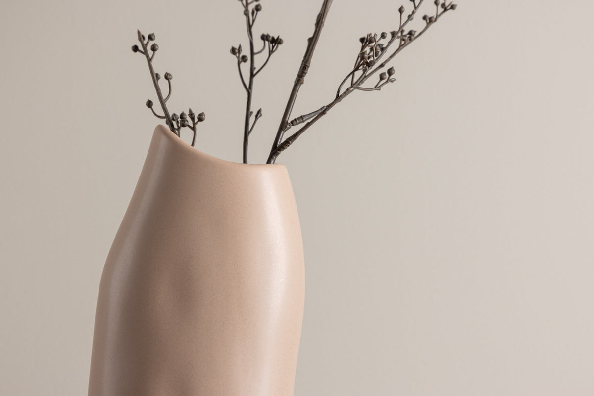 Beige Steinzeug-Vase Ernst mit schwarzen Punkten und glasierter Oberfläche, schlanke Form, Höhe 23 cm.