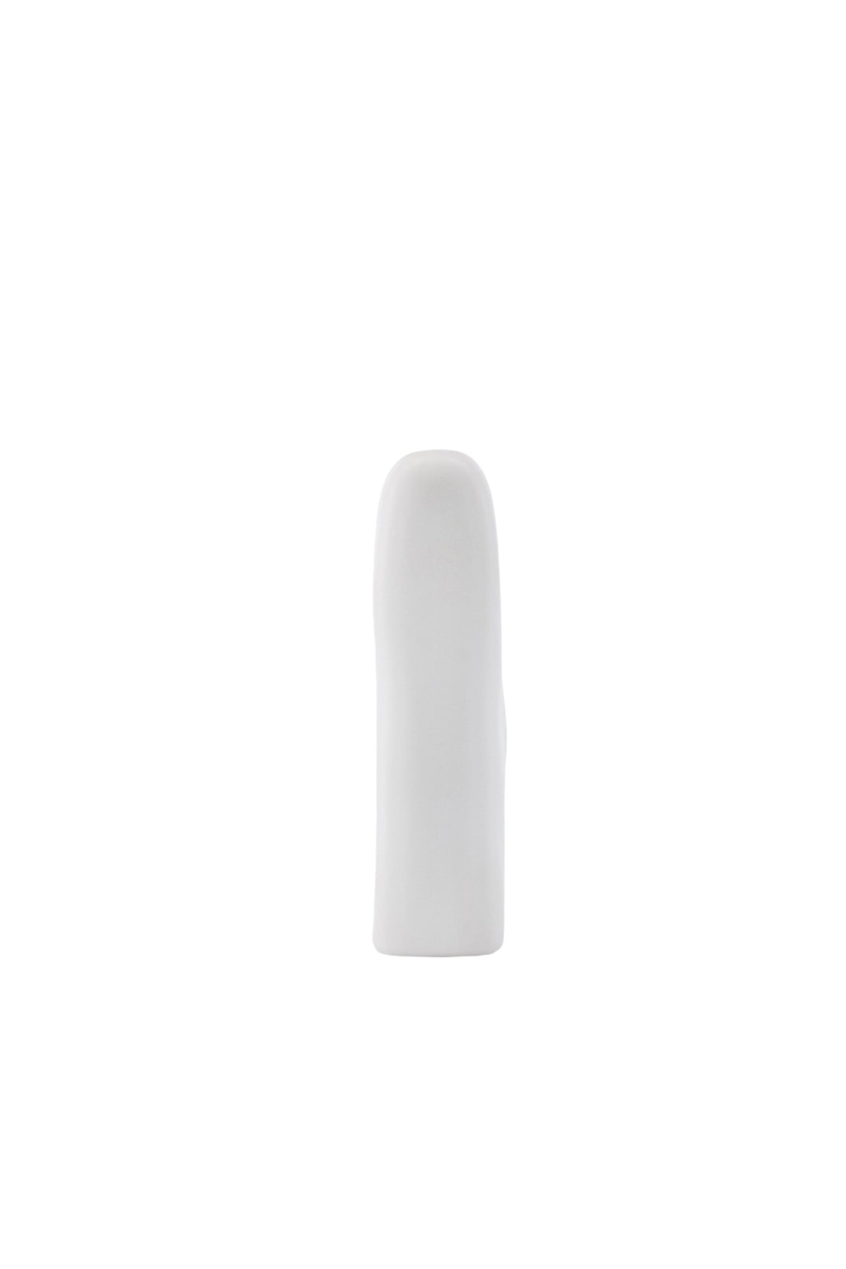Weisse Vase Aya von Venture Home aus Steinzeug mit schlanker, eigenwilliger Form, freigestellt fotografiert.