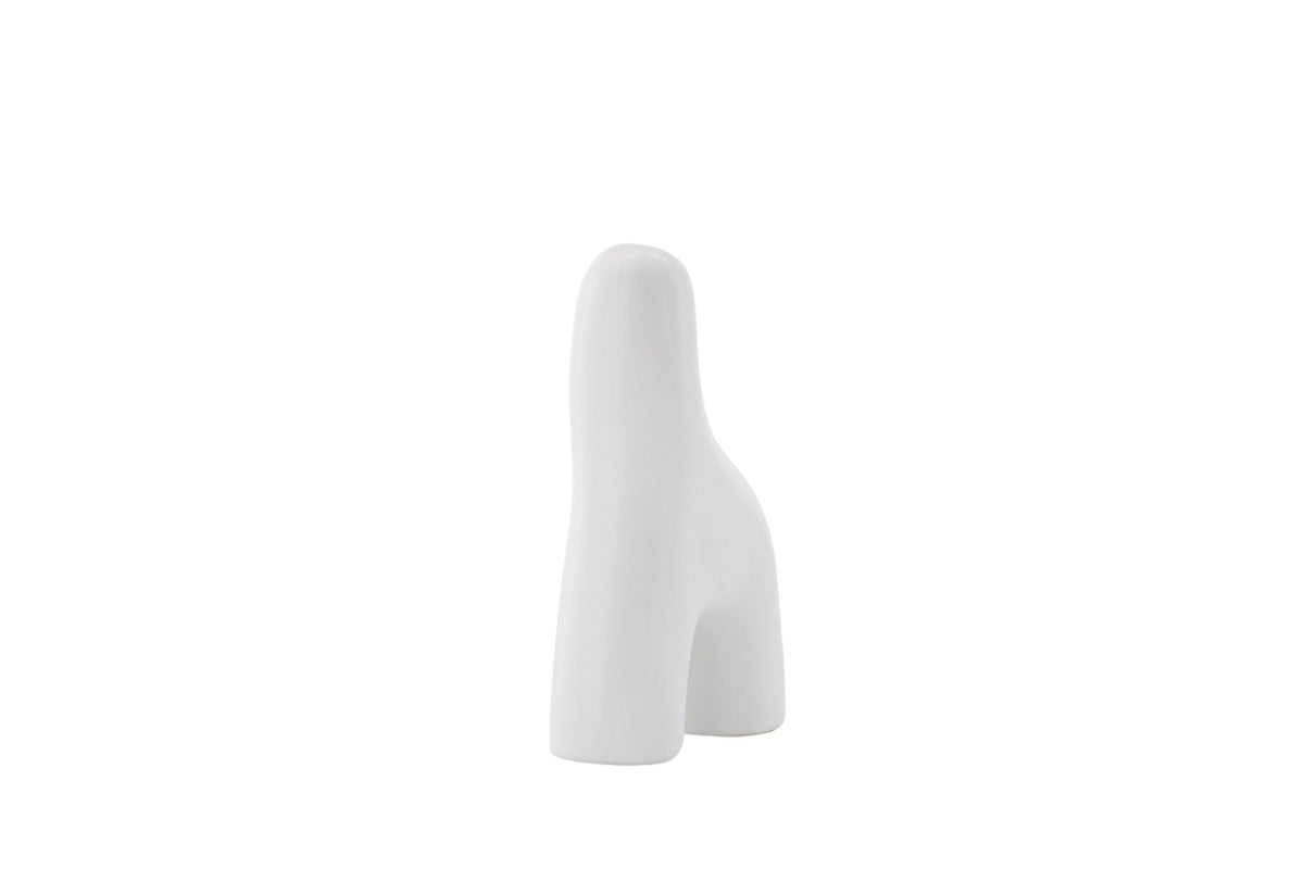 Weisse Vase Aya von Venture Home aus Steinzeug mit schlanker, eigenwilliger Form, freigestellt fotografiert.